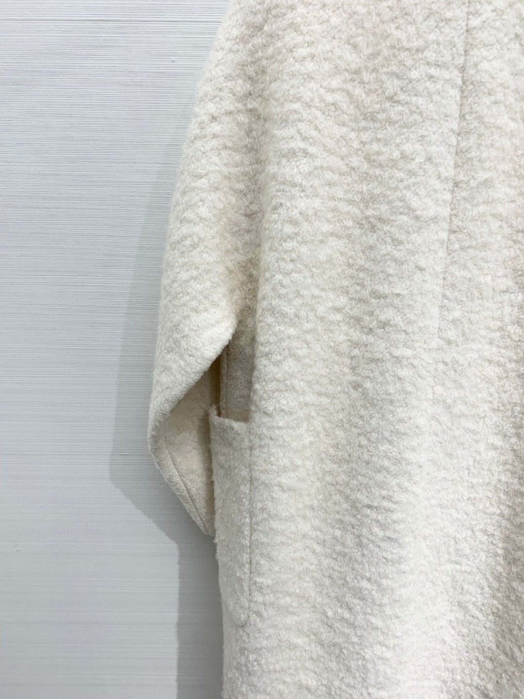 JILSANDER 经典大爆款 🔥秋冬爆款 羊角扣𝐕领羊毛大衣 里衬设计更加舒适 黑色系撞色设计非常百搭