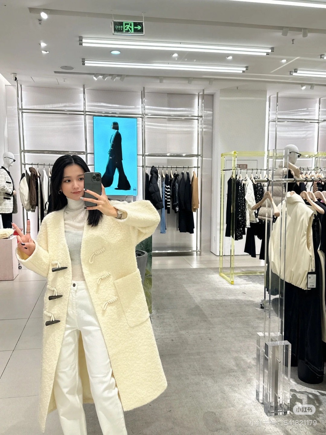 JILSANDER 经典大爆款 🔥秋冬爆款 羊角扣𝐕领羊毛大衣 里衬设计更加舒适 黑色系撞色设计非常百搭