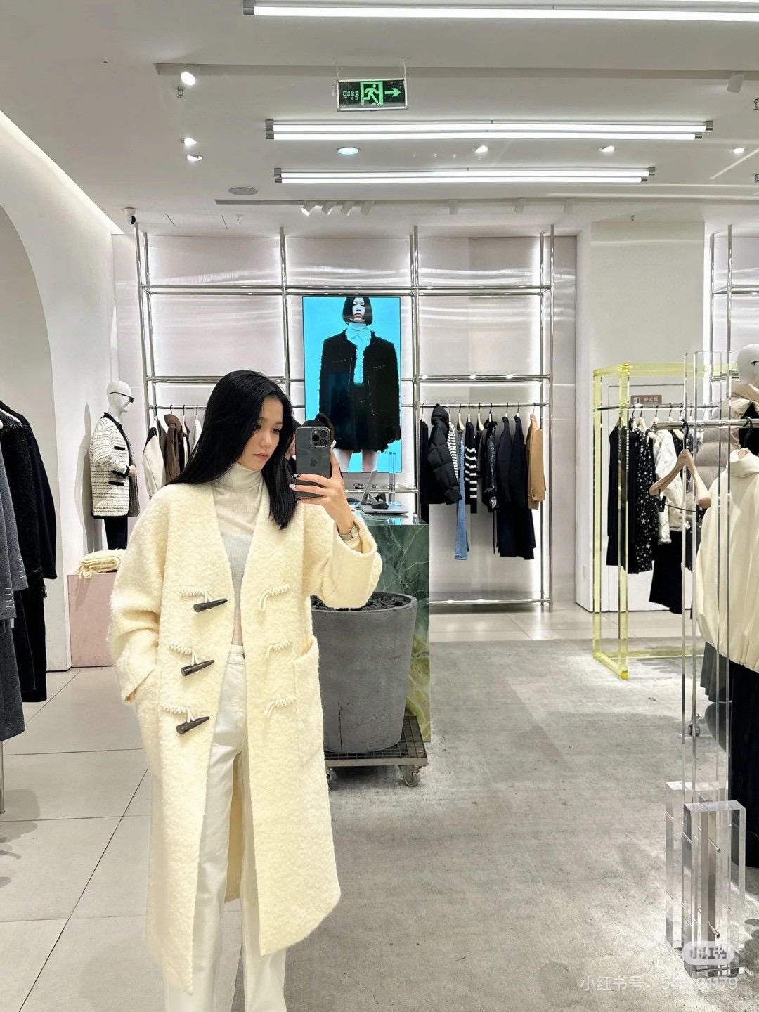 JILSANDER 经典大爆款 🔥秋冬爆款 羊角扣𝐕领羊毛大衣 里衬设计更加舒适 黑色系撞色设计非常百搭
