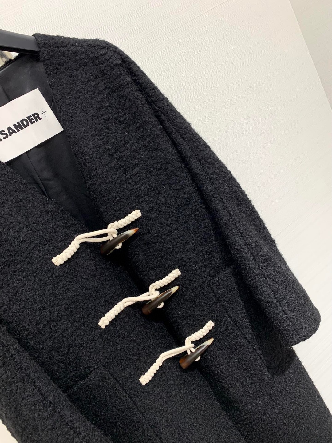 JILSANDER 经典大爆款 🔥秋冬爆款 羊角扣𝐕领羊毛大衣 里衬设计更加舒适 黑色系撞色设计非常百搭