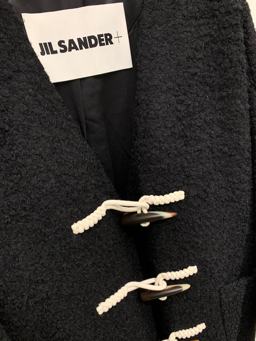 JILSANDER 经典大爆款 🔥秋冬爆款 羊角扣𝐕领羊毛大衣 里衬设计更加舒适 黑色系撞色设计非常百搭