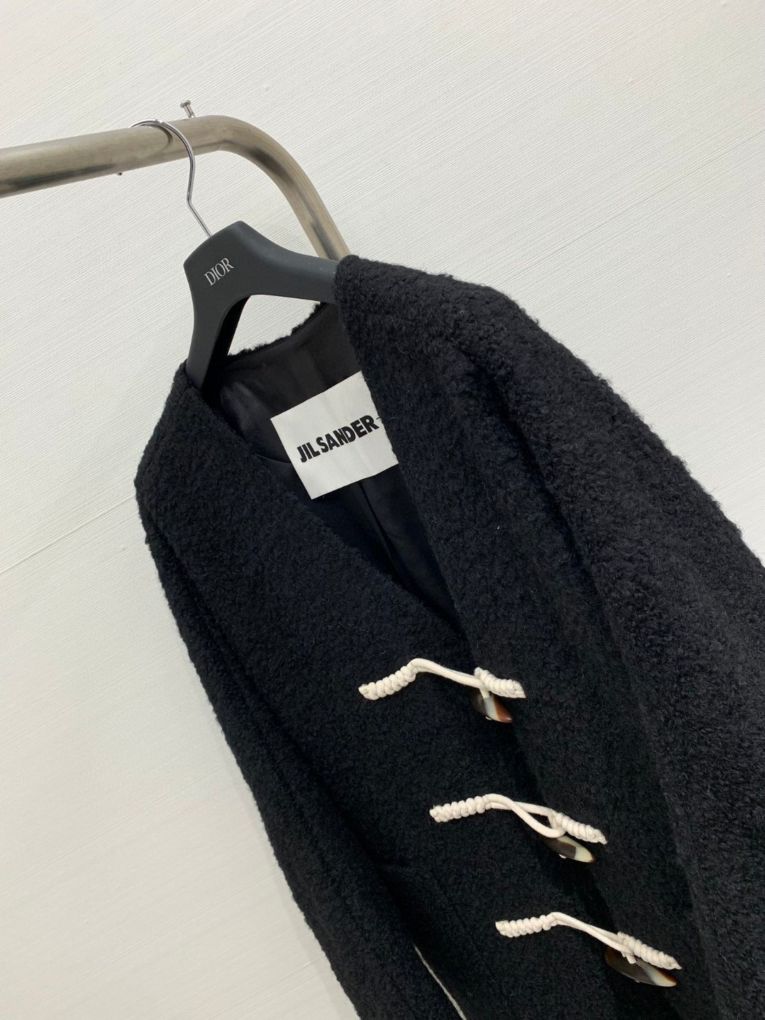 JILSANDER 经典大爆款 🔥秋冬爆款 羊角扣𝐕领羊毛大衣 里衬设计更加舒适 黑色系撞色设计非常百搭