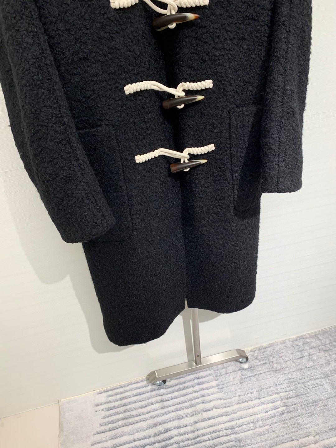 JILSANDER 经典大爆款 🔥秋冬爆款 羊角扣𝐕领羊毛大衣 里衬设计更加舒适 黑色系撞色设计非常百搭
