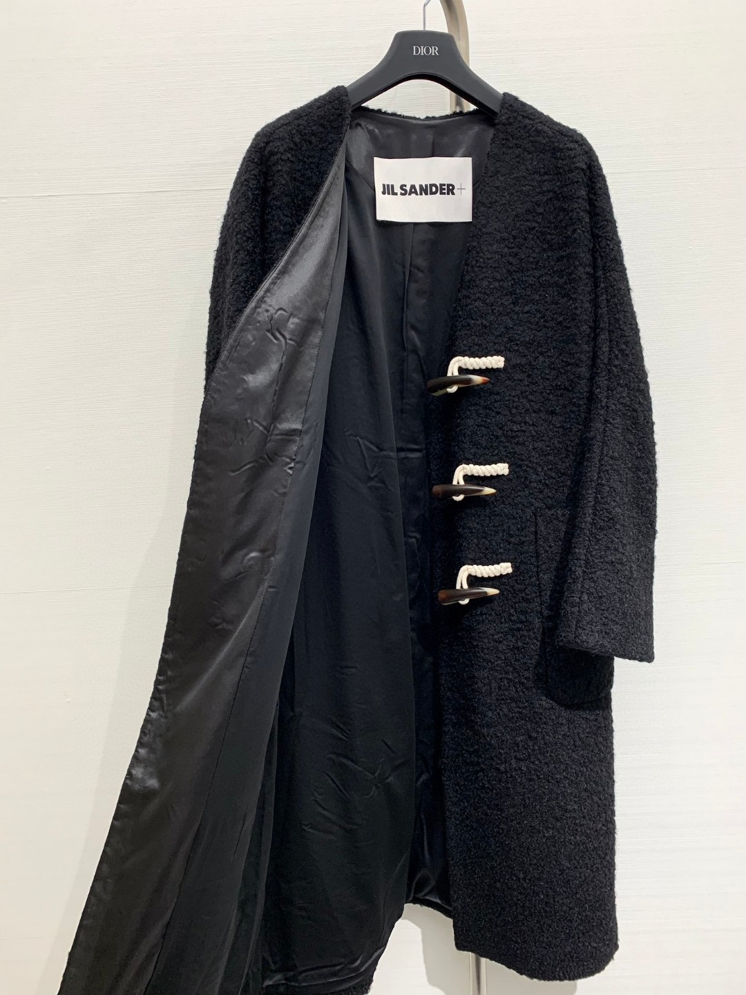 JILSANDER 经典大爆款 🔥秋冬爆款 羊角扣𝐕领羊毛大衣 里衬设计更加舒适 黑色系撞色设计非常百搭