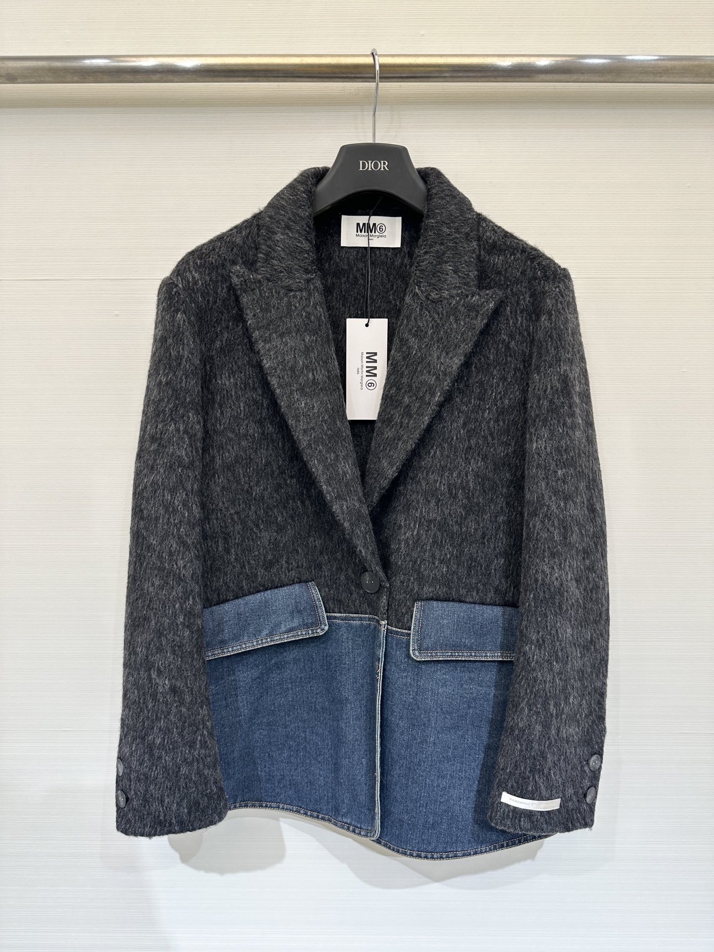 NO:609504,MM6 25 autumn and winter series!  Denim splicing double-sided wool jacket is made of denim and double-sided wool. The denim lining is designed with thin cotton filling. It is warm and practical, retro and fashionable. It has a loose fit + lapel design. It is single-breasted on the front, practical and stylish. It has denim pockets on both sides. It can be easily used for daily commuting or leisure. It goes well with jeans and casual pants. It is simple and personalized!  Two-color SML, masion margiela,jeans,jackets & coats,alexander wang19860909MM6 25秋冬系列款！牛仔拼接双面羊毛外套 采用牛仔布与双面羊毛拼接,牛仔内里采用填充薄棉设计,保暖实用,复古又时髦,宽松版型＋翻领设计,正面单排扣,实用又有型,两侧牛仔口袋,日常通勤或休闲都能轻松驾驭,搭配牛仔裤、休闲裤都很出彩,简约又有个性！两色SML,,masion margiela,jeans,jackets & coats,alexander wang,Women's clothing