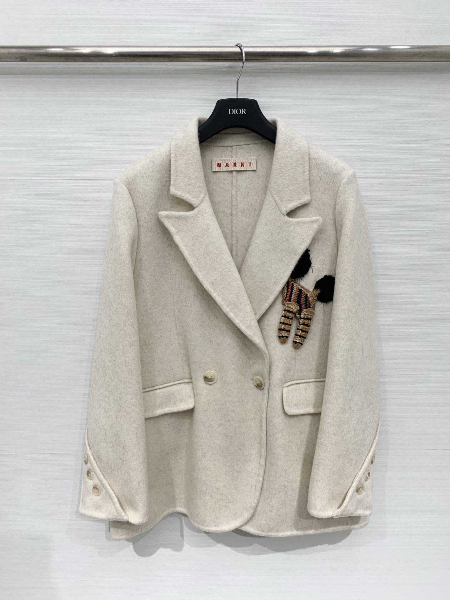 NO:609522,Marni 25 new autumn and winter style woven pony embroidered double-sided wool jacket. The design is both textured and interesting. It is a loose and casual suit style. The lapel design has a commuting atmosphere. There is a three-dimensional 'woven pony' decoration on the left chest. The color combination incorporates red, green, black and other striped elements. It is Marni's iconic interesting design, making the basic suit more lively and recognizable. Two-color sml,,marni,jackets & coats,business suit,alexander wang19860909Marni 25秋冬新款 编织小马刺绣双面羊毛外套,设计兼具质感与趣味,宽松休闲的西装款,翻领设计自带通勤氛围感,左胸位置有一个立体的“编织小马”装饰,配色融入了红、绿、黑等条纹元素,是Marni标志性的趣味设计,让基础款西装多了几分活泼与辨识度 两色sml,,marni,jackets & coats,business suit,alexander wang,Women's clothing