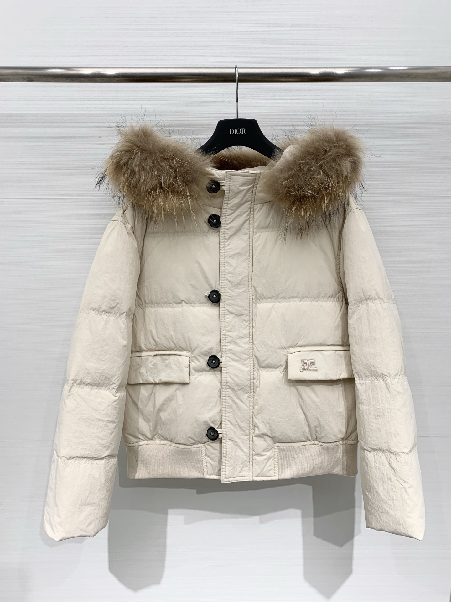NO:609516,Comes with dust bag Courreges 25 new autumn and winter short hooded down jacket with fur collar, fully padded and fluffy horizontal quilting, the short version is neat and tall; the hem is black ribbed, and the large brown raccoon fur collar adds a luxurious atmosphere in winter. Two-color sml,,down jacket,hats,alexander wang19860909配防尘袋Courreges 25秋冬新款 毛领短款连帽羽绒服,填充饱满呈现蓬松的横向绗缝,短款版型利落显高；下摆是黑色罗纹收边,大尺寸的棕黄色貉子毛领,增加了冬日的奢华氛围感 两色sml,,down jacket,hats,alexander wang,Women's clothing