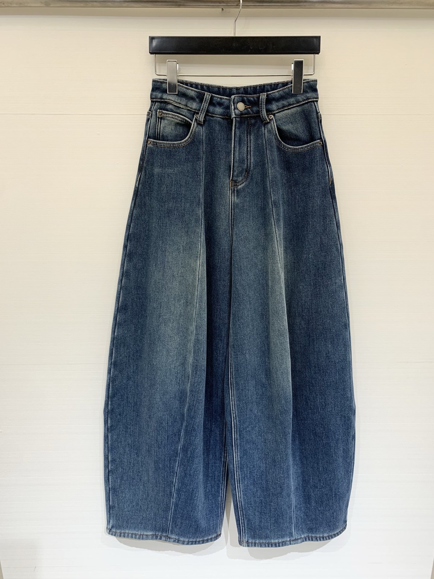 NO:610399,Marni 25 new autumn and winter blue retro velvet high-waisted wide-leg jeans, velvet style, strong drape, natural whitening, showing different shades of retro denim texture, 'MARNI' label decoration on the back pocket, increasing brand recognition Size SMLXL,,marni,jeans,alexander wang19860909Marni 25秋冬新款 蓝色复古加绒高腰阔腿牛仔裤,加绒款,裤身垂坠感强,自然磨白呈现出深浅不一的复古牛仔质感,背后口袋上有“MARNI”字样的标签装饰,增加了品牌辨识度 码数SMLXL,,marni,jeans,alexander wang,Women's clothing