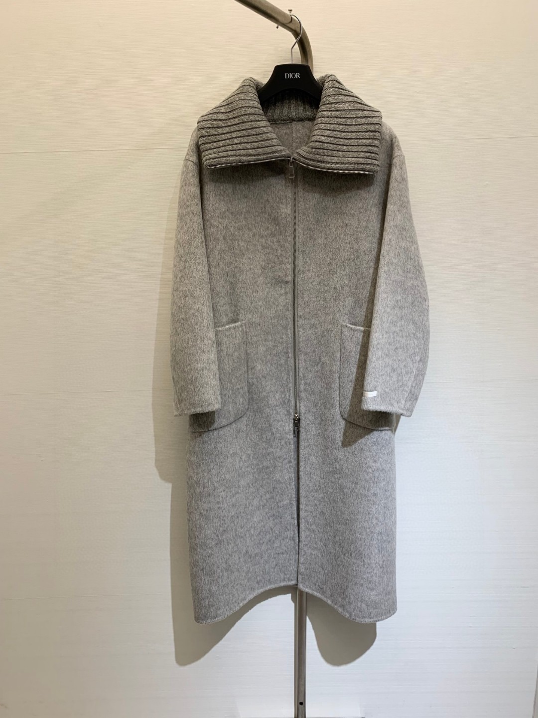 NO:621574,Comes with dust bag Clane 25 classic Japanese woolen collar spliced ​​wool coat, unique neckline design, excellent thermal insulation effect, high collar design that can cover the face, extremely simple design of structural form, excellent cold protection, soft and smooth feel, expanded wool material code number, alexander wang19860909配防尘袋Clane 25经典款 日本 毛线领拼接羊毛大衣,领口设计独特,保暖效果一级棒,能遮住脸周围的高领子设计,极力简单地设计了构筑性的形式,防寒性出色,柔软光滑的手感有膨胀的羊毛材质 码数,,alexander wang,Women's clothing