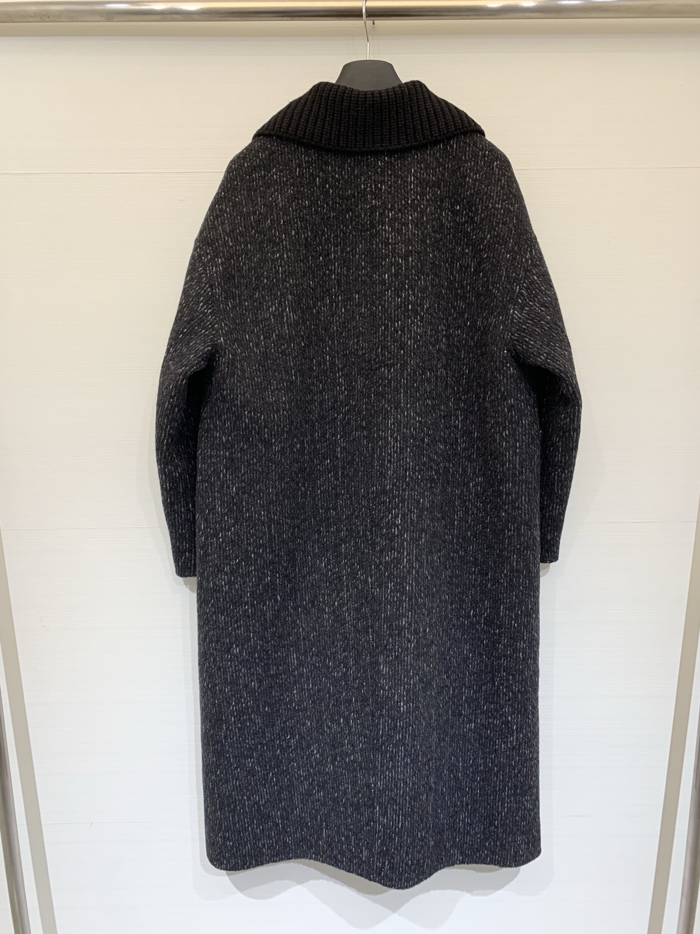 JILSANDER 25秋冬新款 假两件拼接针织领羊毛羊驼毛长款大衣,极简高级的秋冬通勤款,质感柔软且带 JILSANDER 25秋冬新款 假两件拼接针织领羊毛羊驼毛长款大衣,极简高级的秋冬通勤款,质感柔软且带