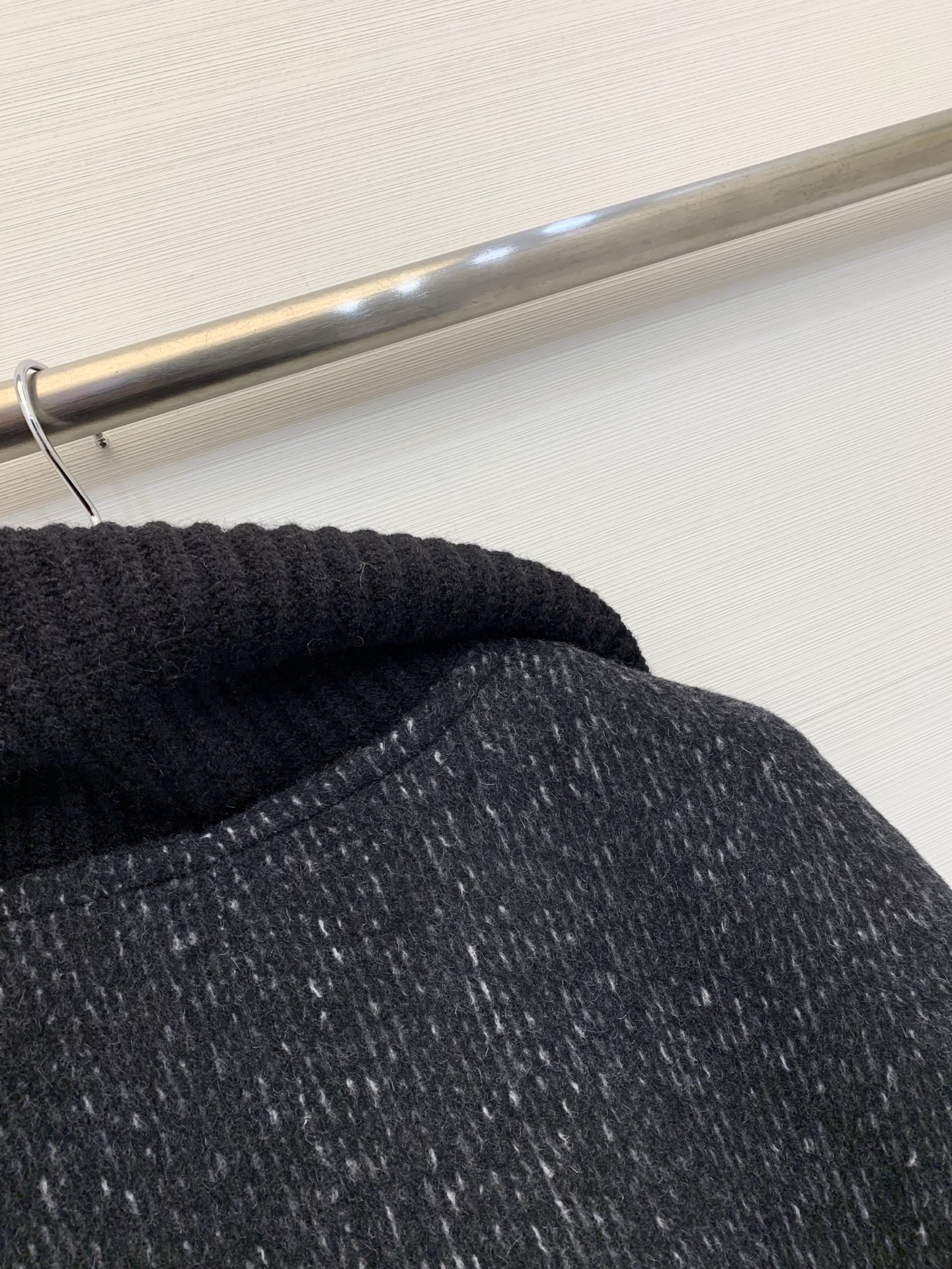 JILSANDER 25秋冬新款 假两件拼接针织领羊毛羊驼毛长款大衣,极简高级的秋冬通勤款,质感柔软且带 JILSANDER 25秋冬新款 假两件拼接针织领羊毛羊驼毛长款大衣,极简高级的秋冬通勤款,质感柔软且带
