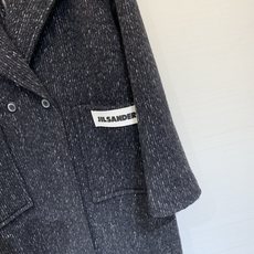 JILSANDER 25秋冬新款 假两件拼接针织领羊毛羊驼毛长款大衣,极简高级的秋冬通勤款,质感柔软且带 JILSANDER 25秋冬新款 假两件拼接针织领羊毛羊驼毛长款大衣,极简高级的秋冬通勤款,质感柔软且带