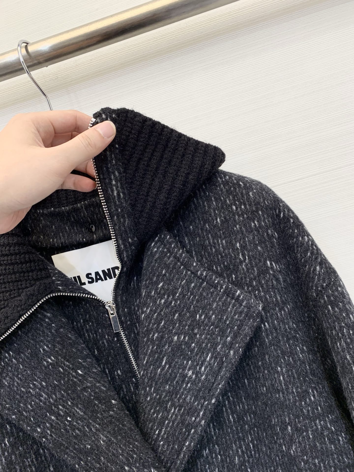 JILSANDER 25秋冬新款 假两件拼接针织领羊毛羊驼毛长款大衣,极简高级的秋冬通勤款,质感柔软且带 JILSANDER 25秋冬新款 假两件拼接针织领羊毛羊驼毛长款大衣,极简高级的秋冬通勤款,质感柔软且带