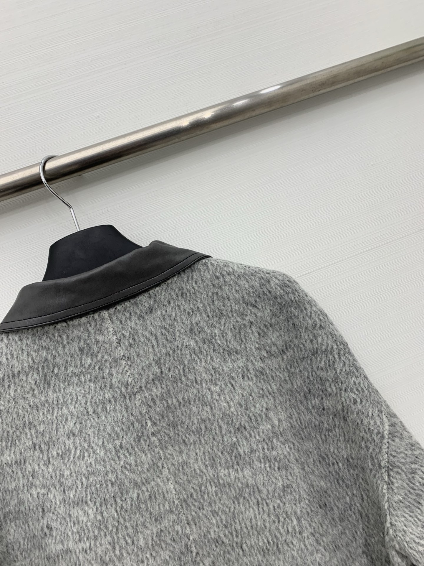 Sacai 25秋冬新款 拼皮撞色休闲双面羊毛外套，领口、口袋、肘部均拼接皮质面料，两种材质碰撞出复古又