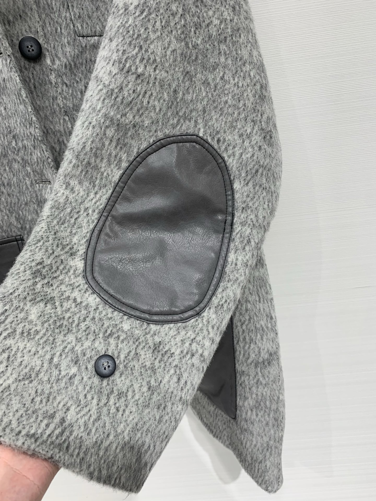 Sacai 25秋冬新款 拼皮撞色休闲双面羊毛外套，领口、口袋、肘部均拼接皮质面料，两种材质碰撞出复古又