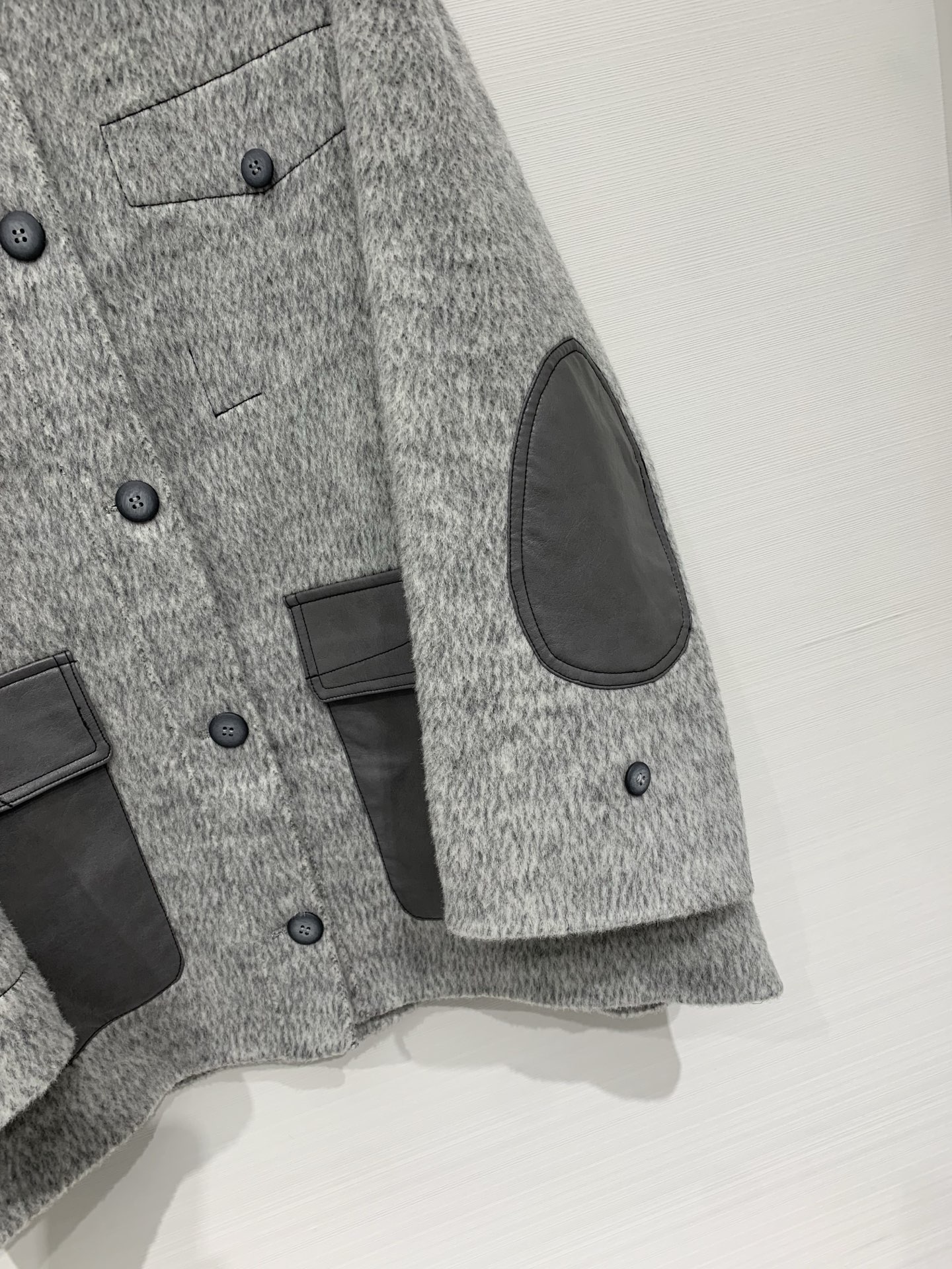 Sacai 25秋冬新款 拼皮撞色休闲双面羊毛外套，领口、口袋、肘部均拼接皮质面料，两种材质碰撞出复古又