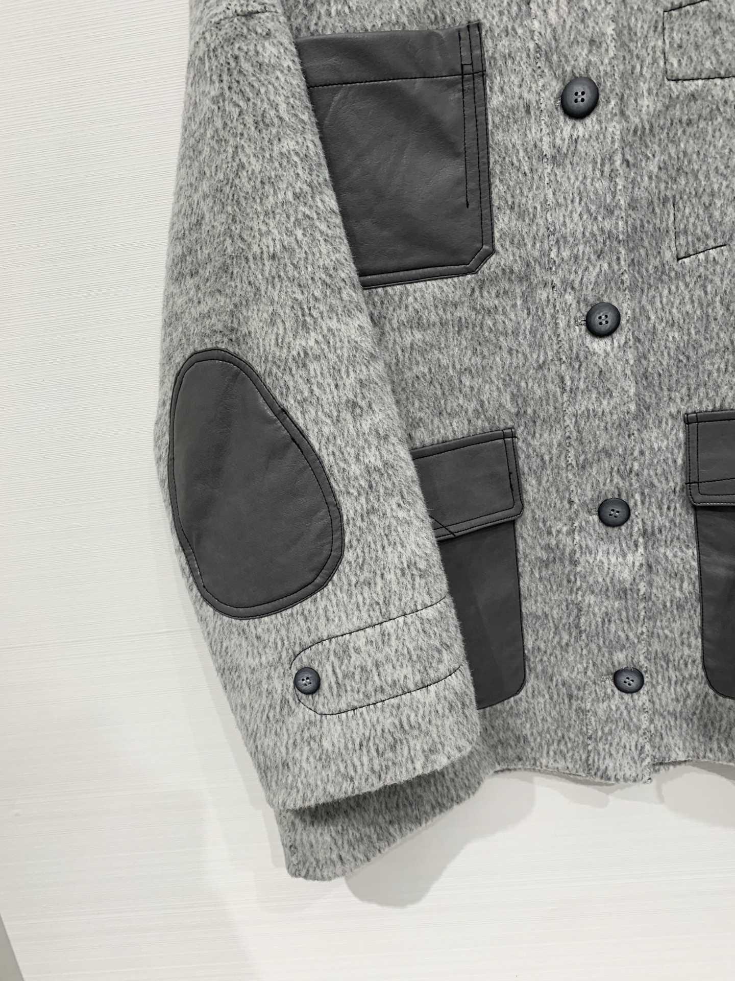 Sacai 25秋冬新款 拼皮撞色休闲双面羊毛外套，领口、口袋、肘部均拼接皮质面料，两种材质碰撞出复古又