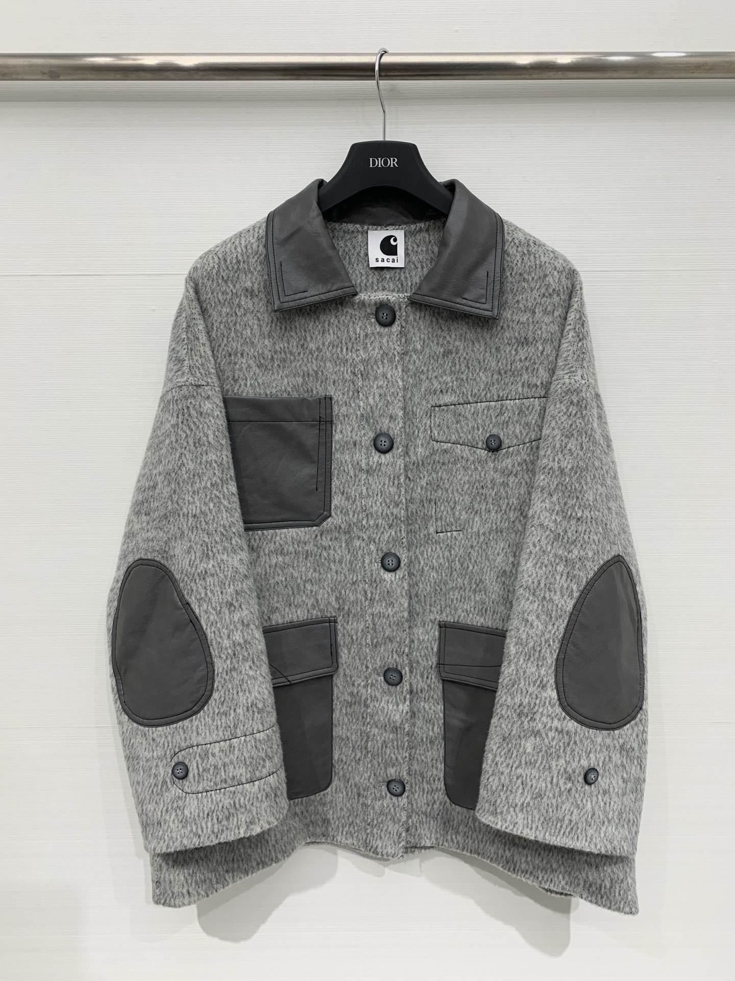 Sacai 25秋冬新款 拼皮撞色休闲双面羊毛外套，领口、口袋、肘部均拼接皮质面料，两种材质碰撞出复古又