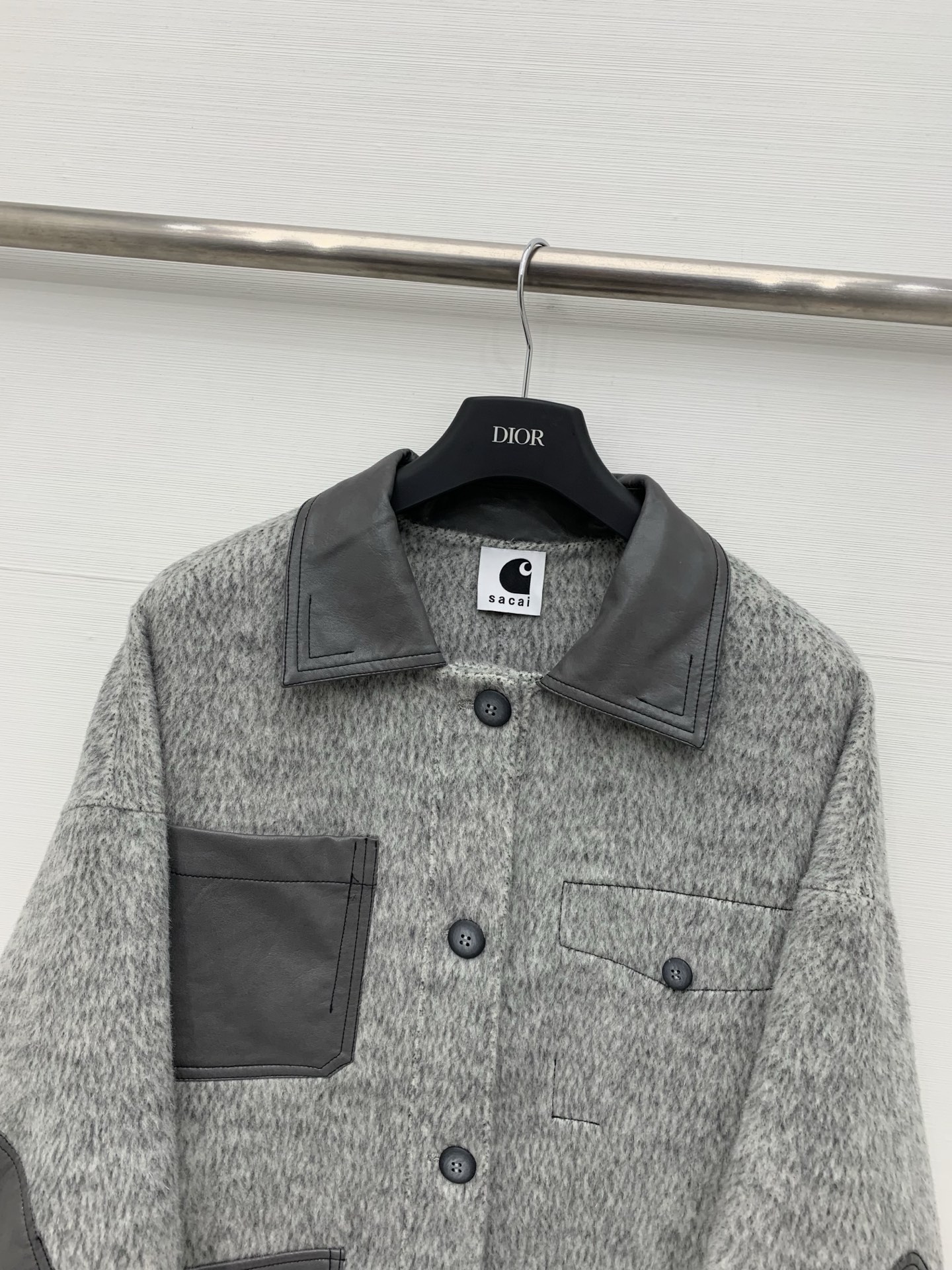 Sacai 25秋冬新款 拼皮撞色休闲双面羊毛外套，领口、口袋、肘部均拼接皮质面料，两种材质碰撞出复古又