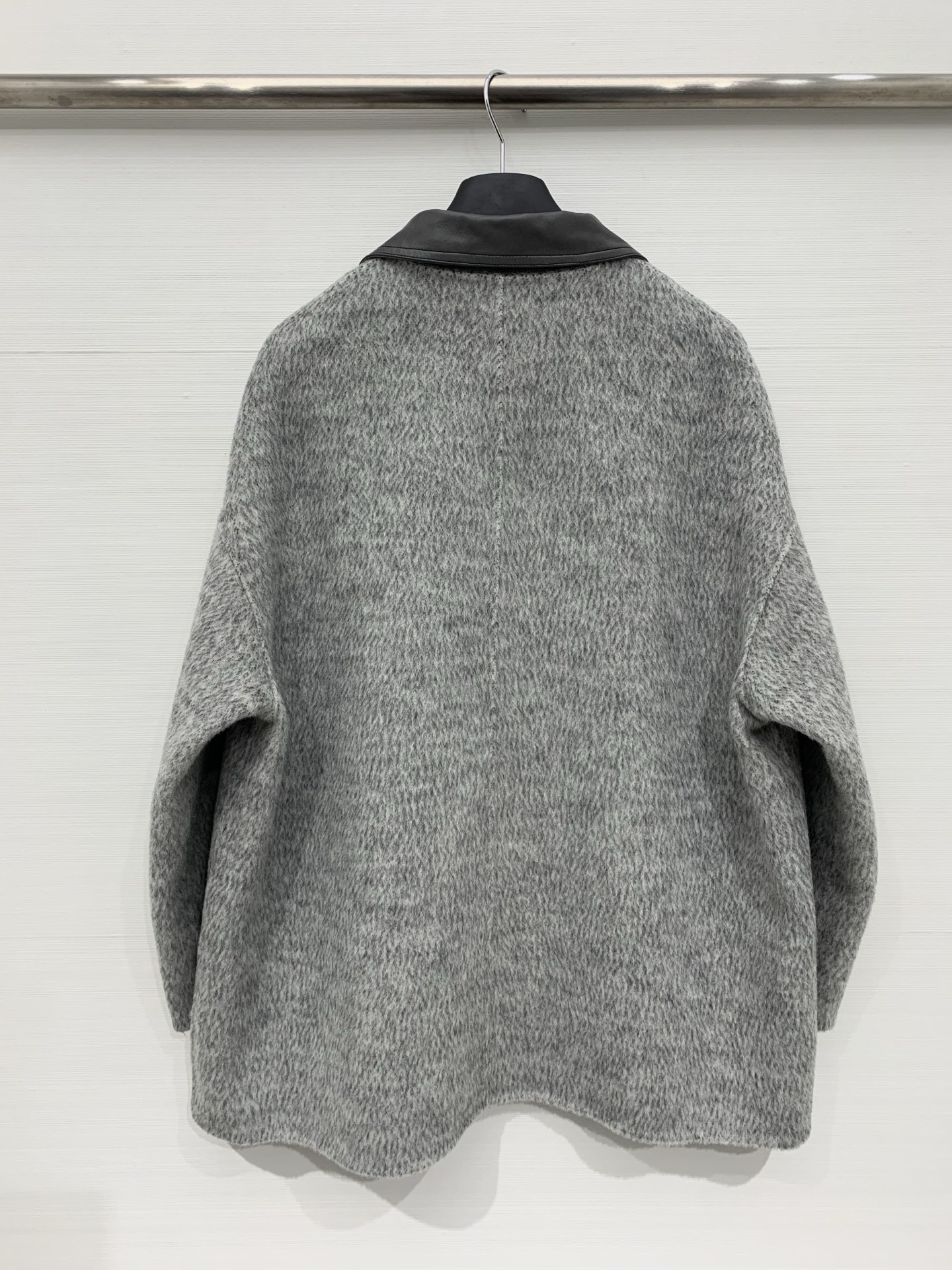 Sacai 25秋冬新款 拼皮撞色休闲双面羊毛外套，领口、口袋、肘部均拼接皮质面料，两种材质碰撞出复古又