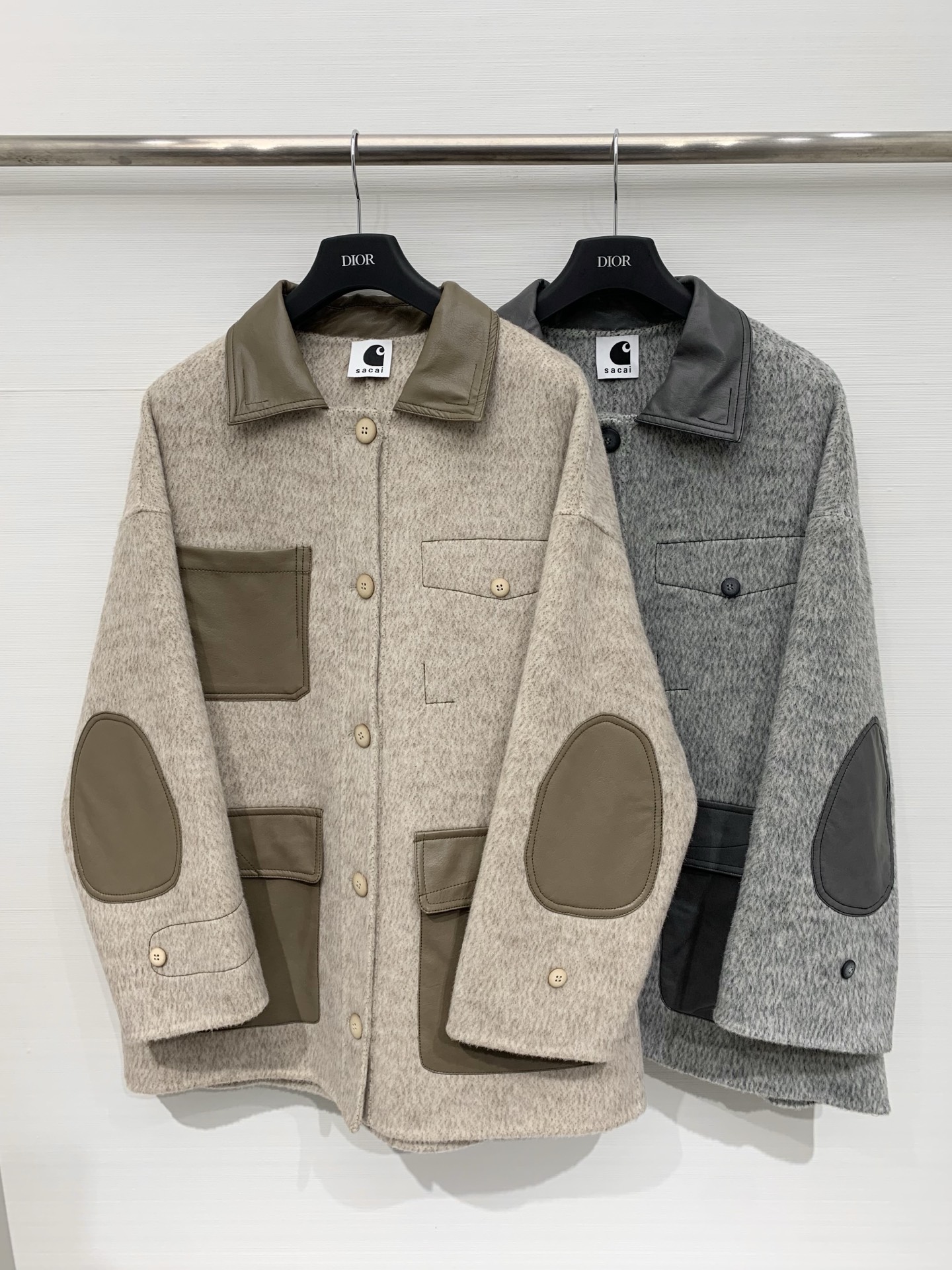 Sacai 25秋冬新款 拼皮撞色休闲双面羊毛外套，领口、口袋、肘部均拼接皮质面料，两种材质碰撞出复古又
