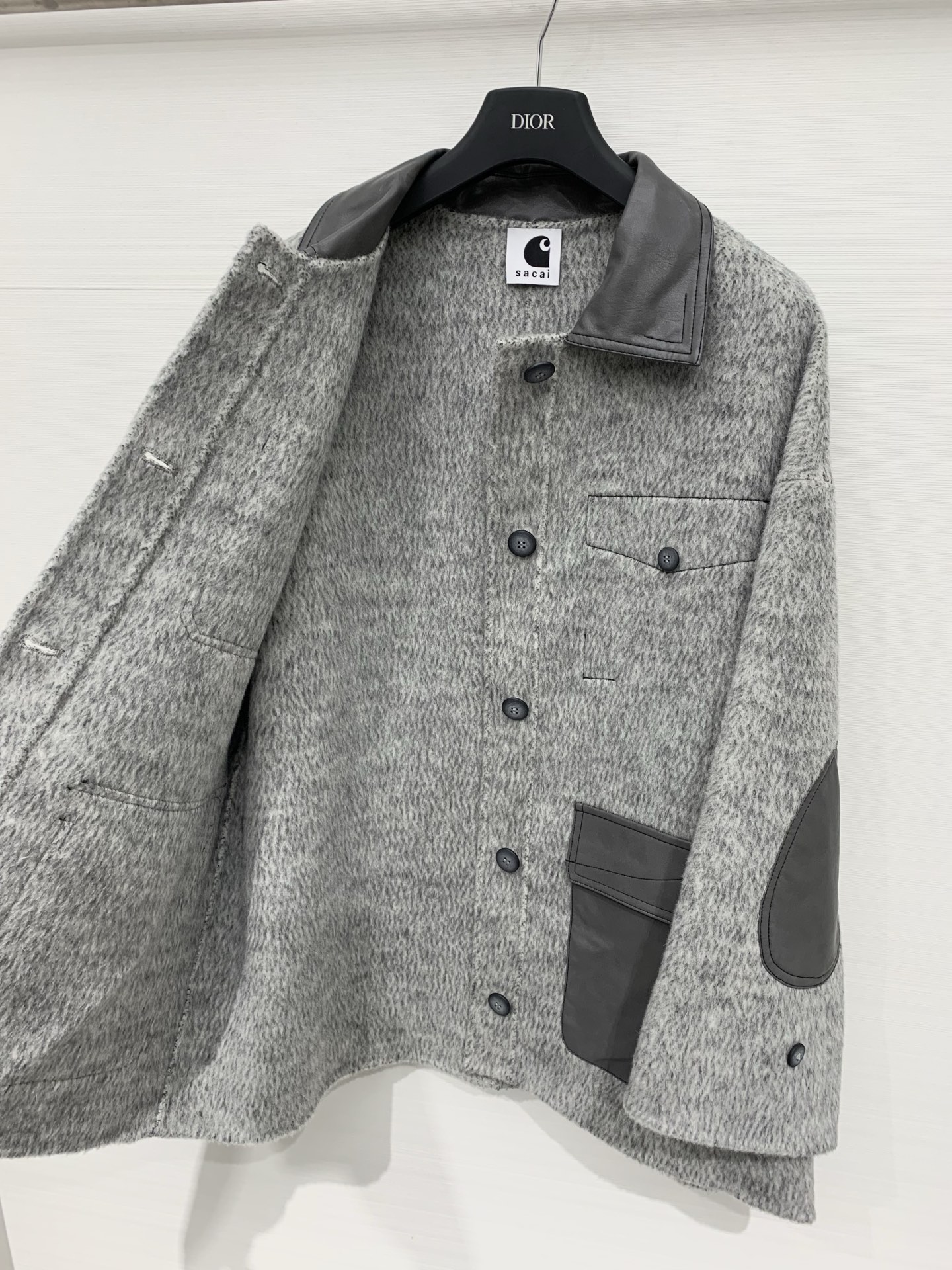 Sacai 25秋冬新款 拼皮撞色休闲双面羊毛外套，领口、口袋、肘部均拼接皮质面料，两种材质碰撞出复古又