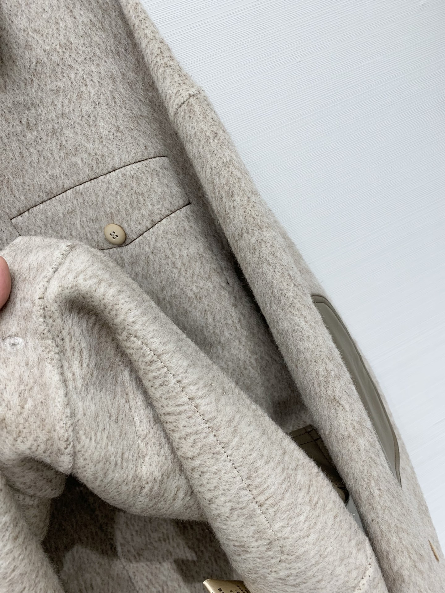 Sacai 25秋冬新款 拼皮撞色休闲双面羊毛外套，领口、口袋、肘部均拼接皮质面料，两种材质碰撞出复古又