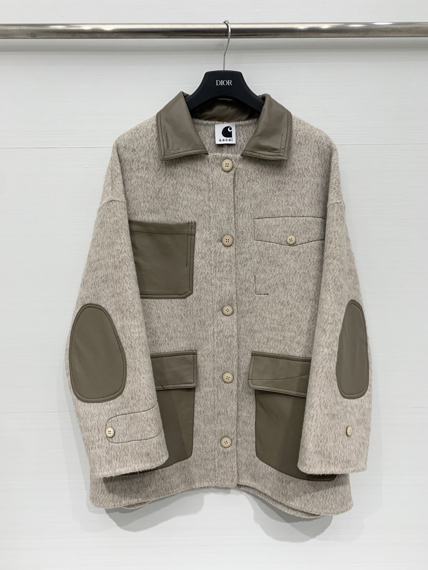 NO:623125,Comes with dust bag Sacai 25 new autumn and winter style casual double-sided wool jacket with leather contrasting colors. The collar, pockets and elbows are all spliced ​​with leather fabrics. The two materials collide to create a retro and crisp texture. The loose oversize version has a style that is a combination of high street casual and retro workwear. It is suitable for daily or light trend wear. Two-color sm, versace, jackets & coats, alexander wang19860909配防尘袋Sacai 25秋冬新款 拼皮撞色休闲双面羊毛外套,领口、口袋、肘部均拼接皮质面料,两种材质碰撞出复古又挺括的质感,宽松oversize版型,风格偏向高街休闲与复古工装的结合,适合日常或轻潮流穿搭 两色sm,,versace,jackets & coats,alexander wang,Women's clothing