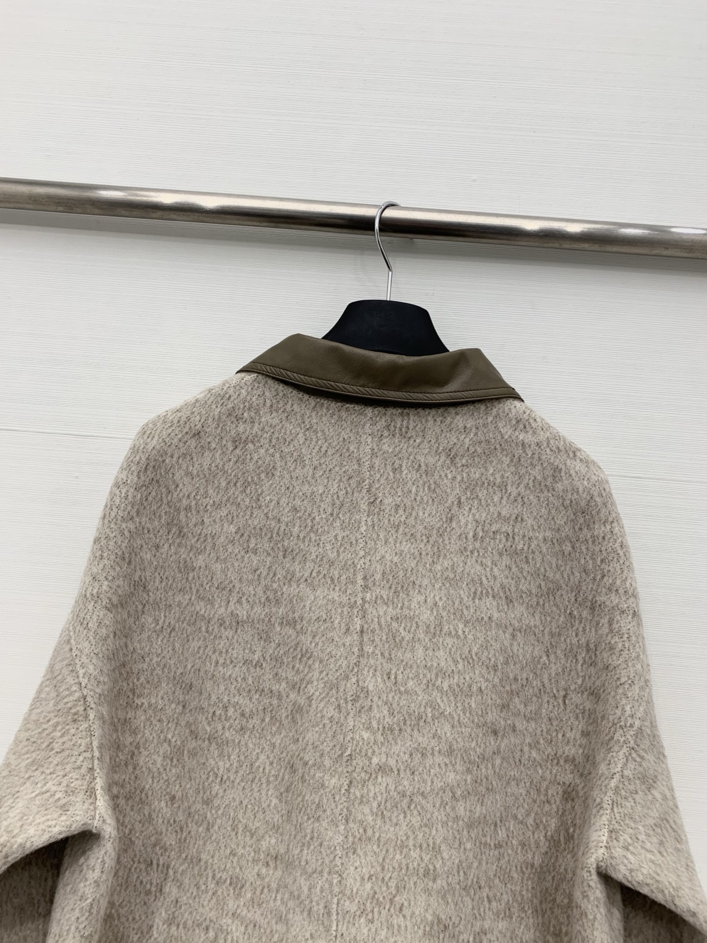 Sacai 25秋冬新款 拼皮撞色休闲双面羊毛外套，领口、口袋、肘部均拼接皮质面料，两种材质碰撞出复古又