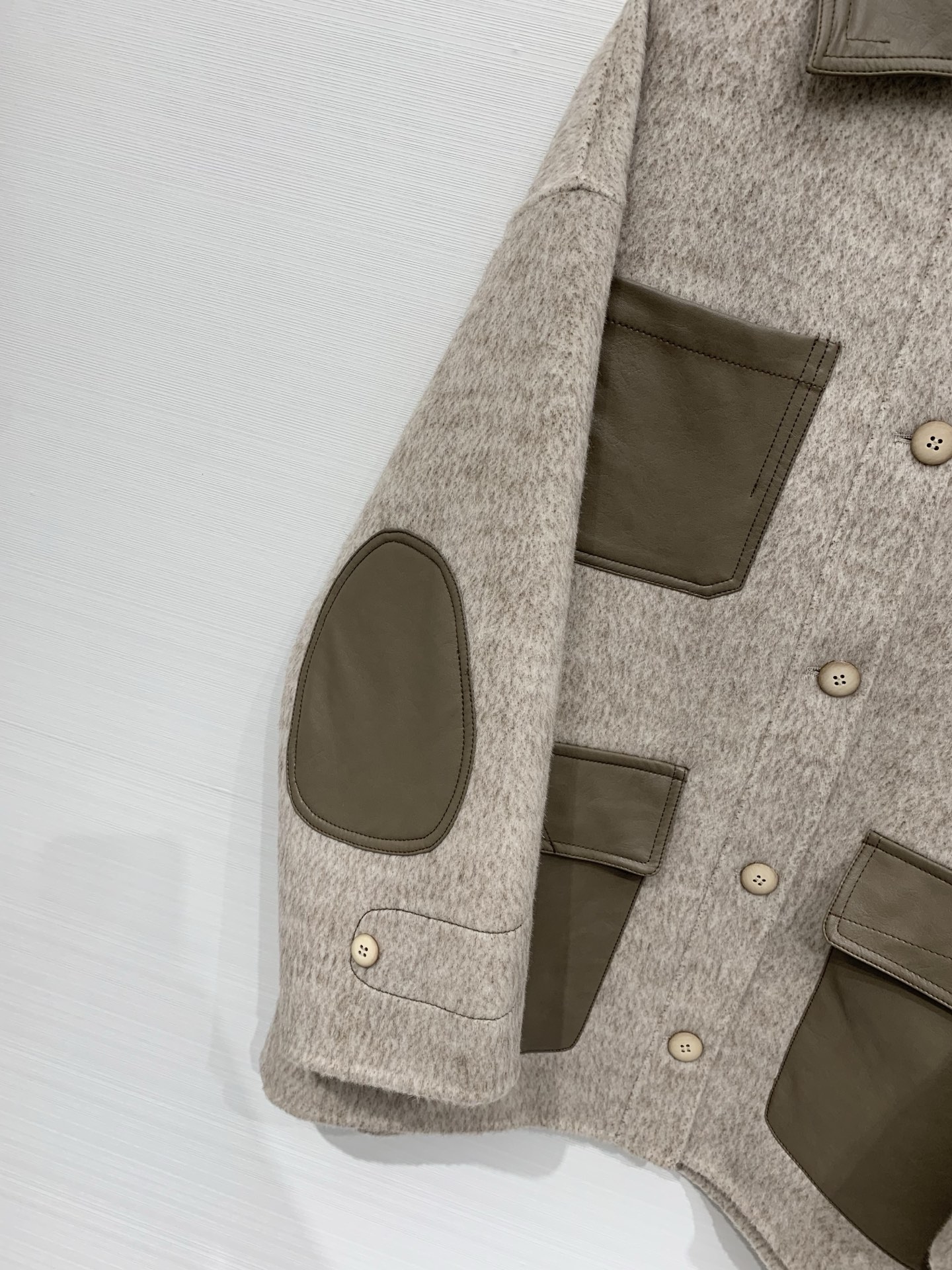 Sacai 25秋冬新款 拼皮撞色休闲双面羊毛外套，领口、口袋、肘部均拼接皮质面料，两种材质碰撞出复古又