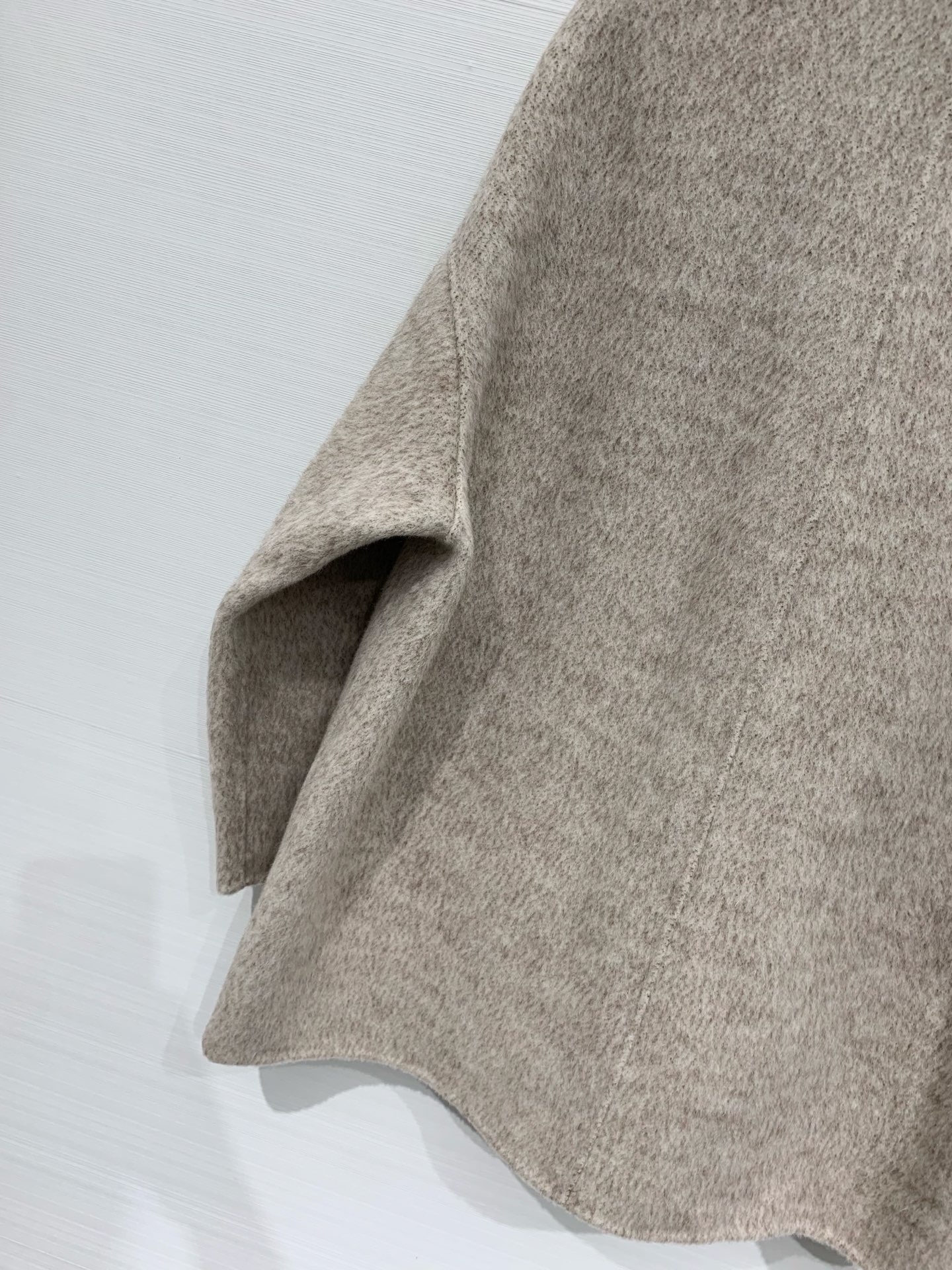 Sacai 25秋冬新款 拼皮撞色休闲双面羊毛外套，领口、口袋、肘部均拼接皮质面料，两种材质碰撞出复古又