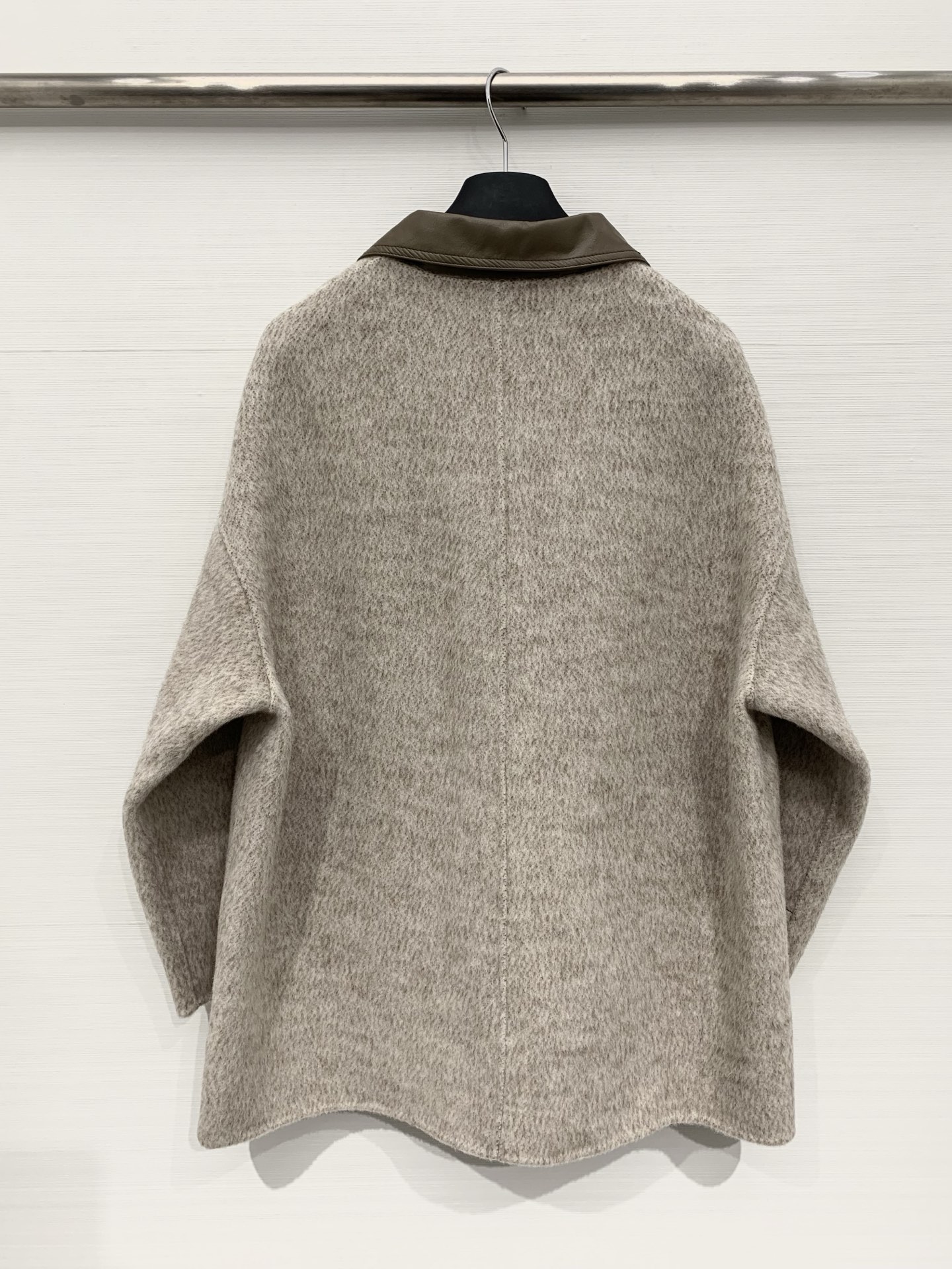 Sacai 25秋冬新款 拼皮撞色休闲双面羊毛外套，领口、口袋、肘部均拼接皮质面料，两种材质碰撞出复古又