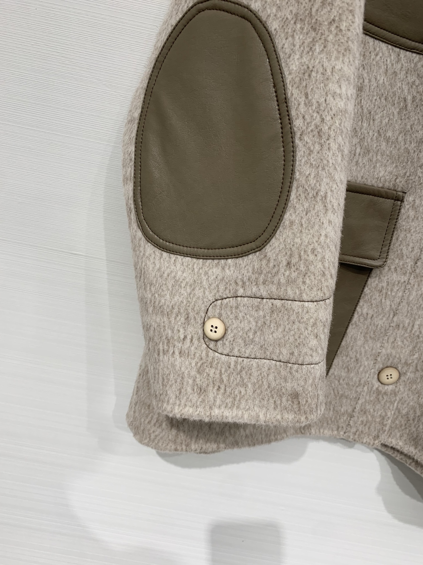 Sacai 25秋冬新款 拼皮撞色休闲双面羊毛外套，领口、口袋、肘部均拼接皮质面料，两种材质碰撞出复古又