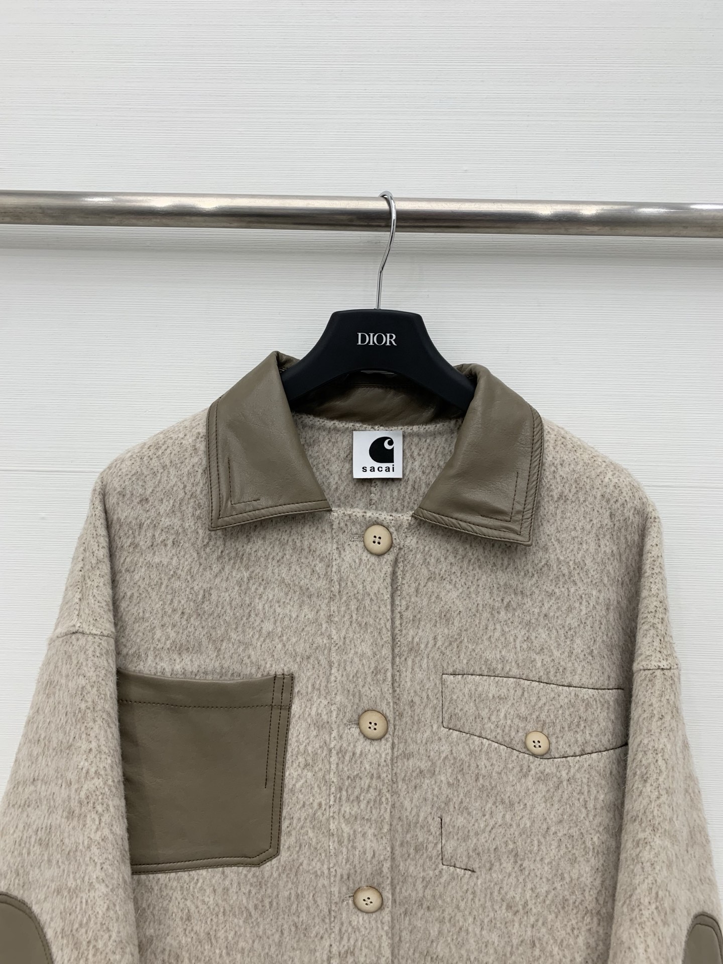 Sacai 25秋冬新款 拼皮撞色休闲双面羊毛外套，领口、口袋、肘部均拼接皮质面料，两种材质碰撞出复古又