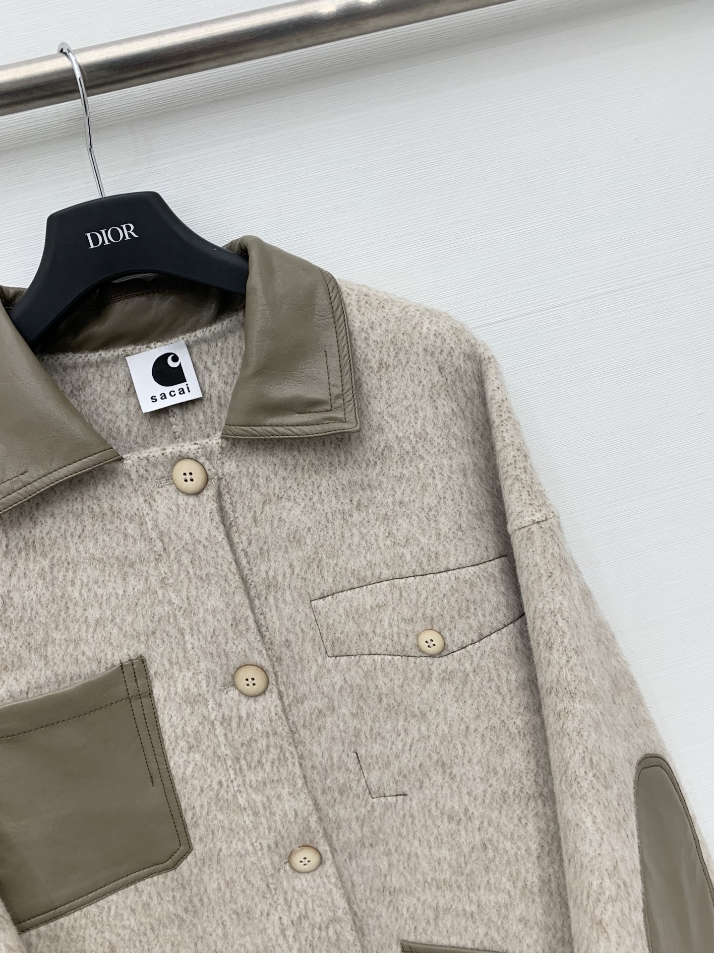 Sacai 25秋冬新款 拼皮撞色休闲双面羊毛外套，领口、口袋、肘部均拼接皮质面料，两种材质碰撞出复古又