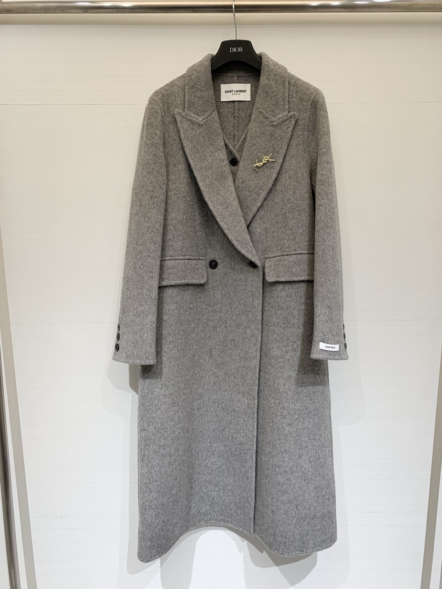 NO:623920,Comes with dust bag YSL 25 new autumn and winter fake two-piece long double-sided camel hair coat, the overall style is both elegant and textured, the version is slim but retains a moderate loose feeling, looks soft and drapey, suitable for keeping warm in autumn and winter, the neckline is a wide lapel collar (notched lapel collar), suitable for commuting as well as an elegant daily look, it is the 'texture responsibility' of the autumn and winter wardrobe Two-color SML,, saint laurent, alexander wang19860909配防尘袋YSL 25秋冬新款 假两件长款双面骆驼绒大衣,整体风格兼具优雅与质感,版型偏修身但保留了适度宽松感,看起来柔软且有垂坠感,适合秋冬保暖,领口是宽驳领（戗驳领）,既适合通勤也能搭配出优雅的日常造型,是秋冬衣橱的“质感担当” 两色SML,,saint laurent,alexander wang,Women's clothing