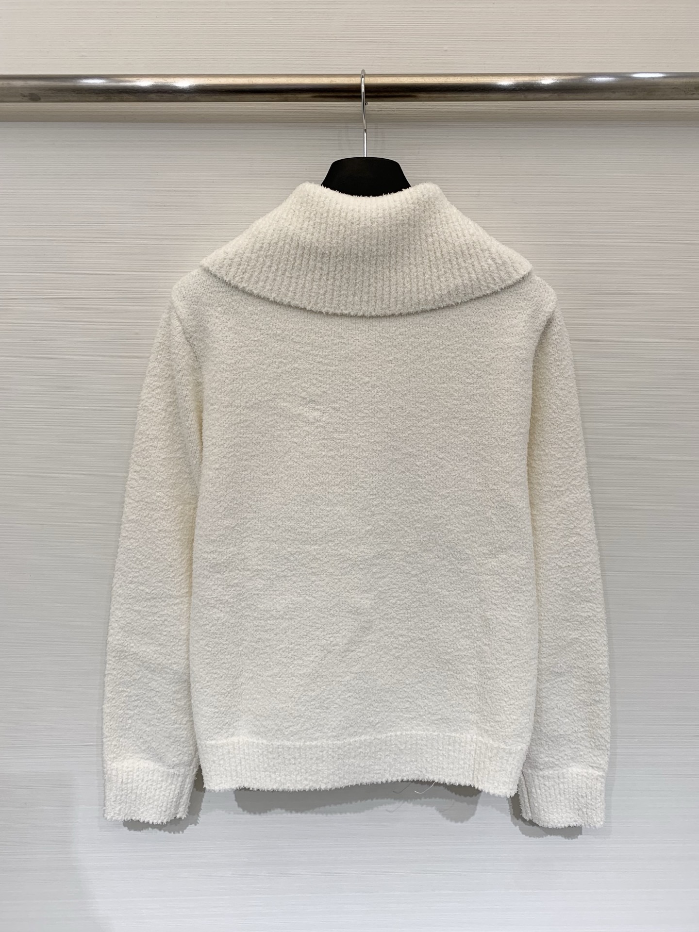 Celine 25秋冬新款 简约风翻领针织长袖款 logo图案修饰点缀 系列款出货 上身高级氛围感🈵️🈵