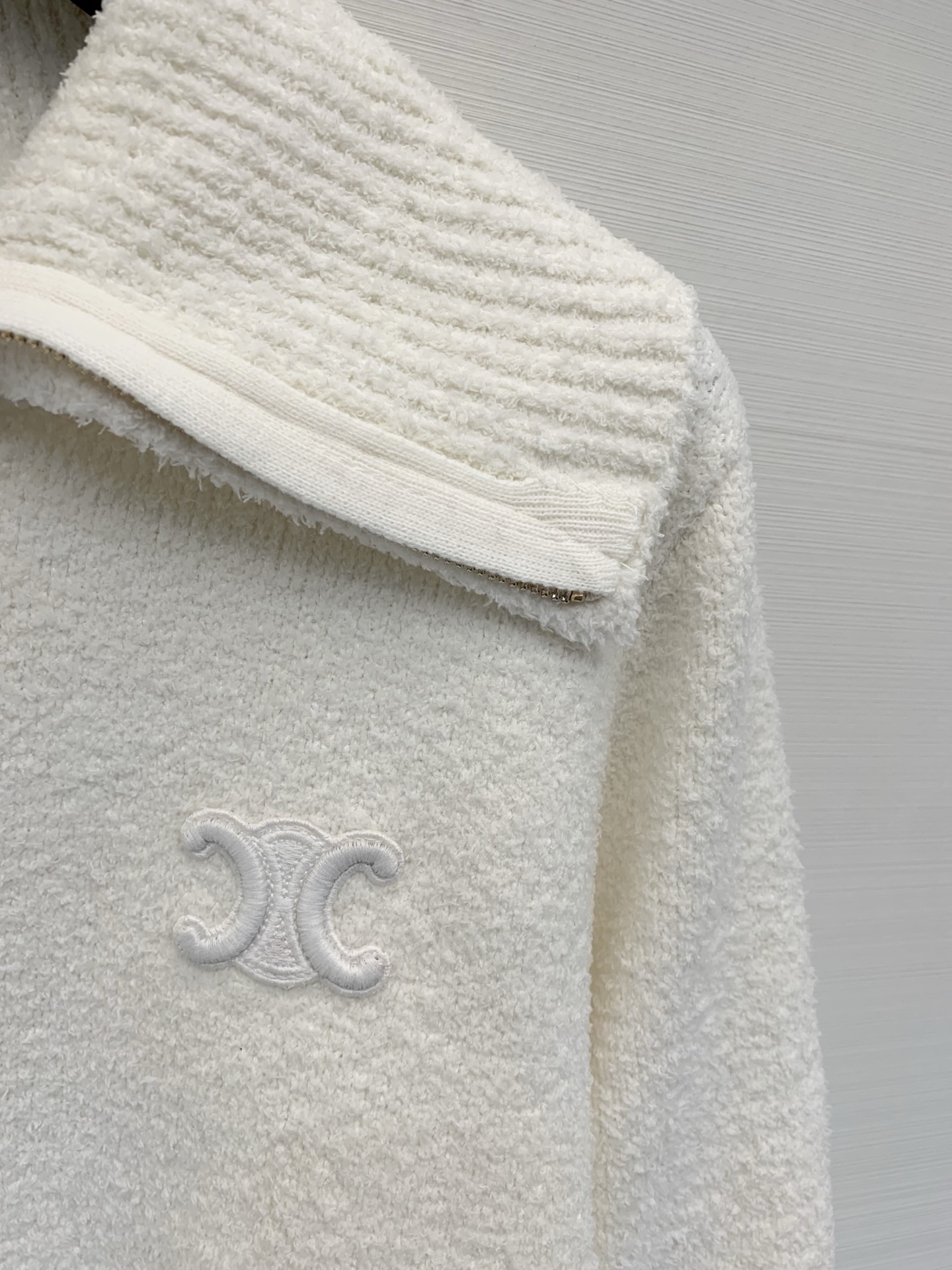 Celine 25秋冬新款 简约风翻领针织长袖款 logo图案修饰点缀 系列款出货 上身高级氛围感🈵️🈵