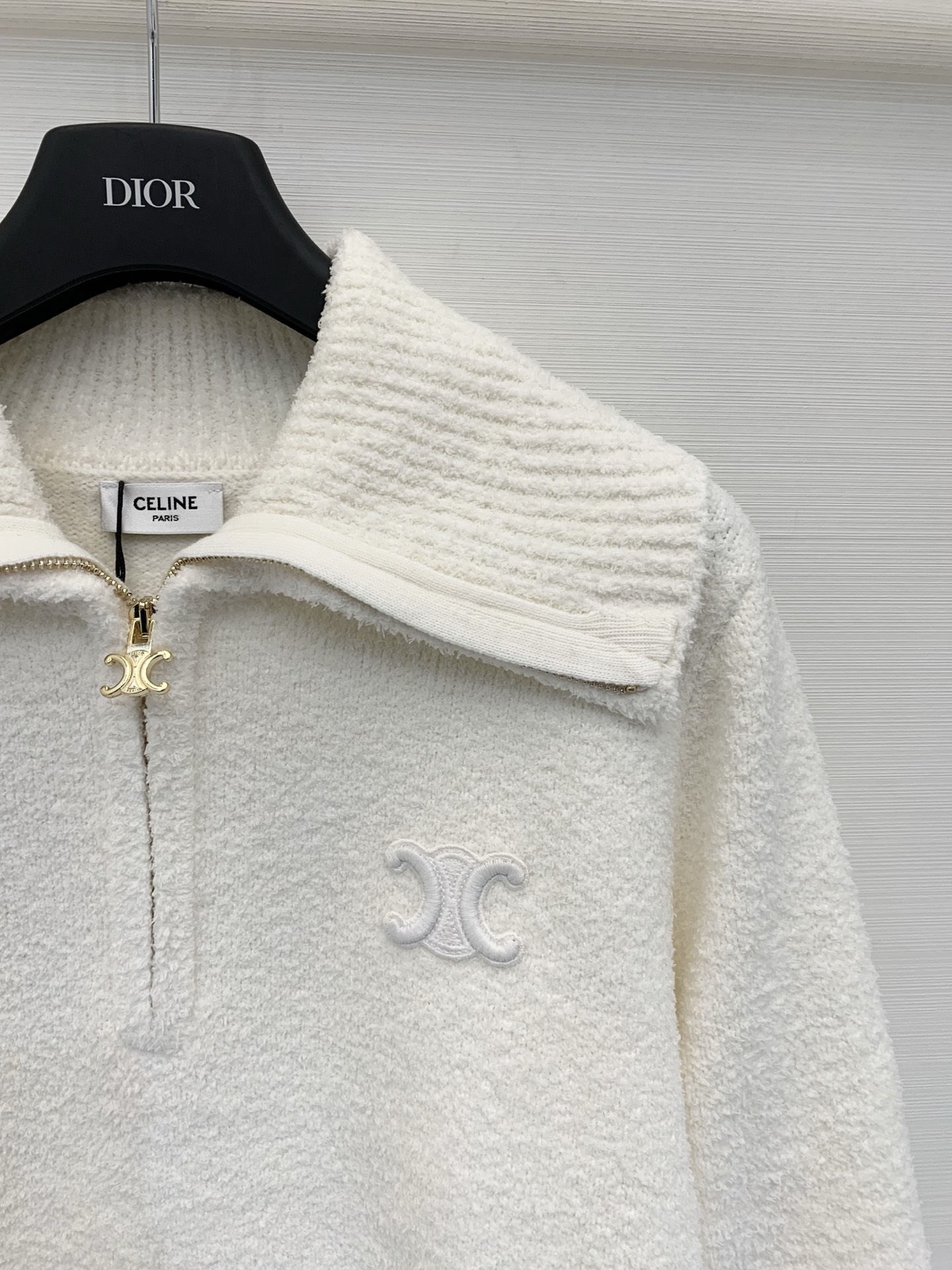 Celine 25秋冬新款 简约风翻领针织长袖款 logo图案修饰点缀 系列款出货 上身高级氛围感🈵️🈵