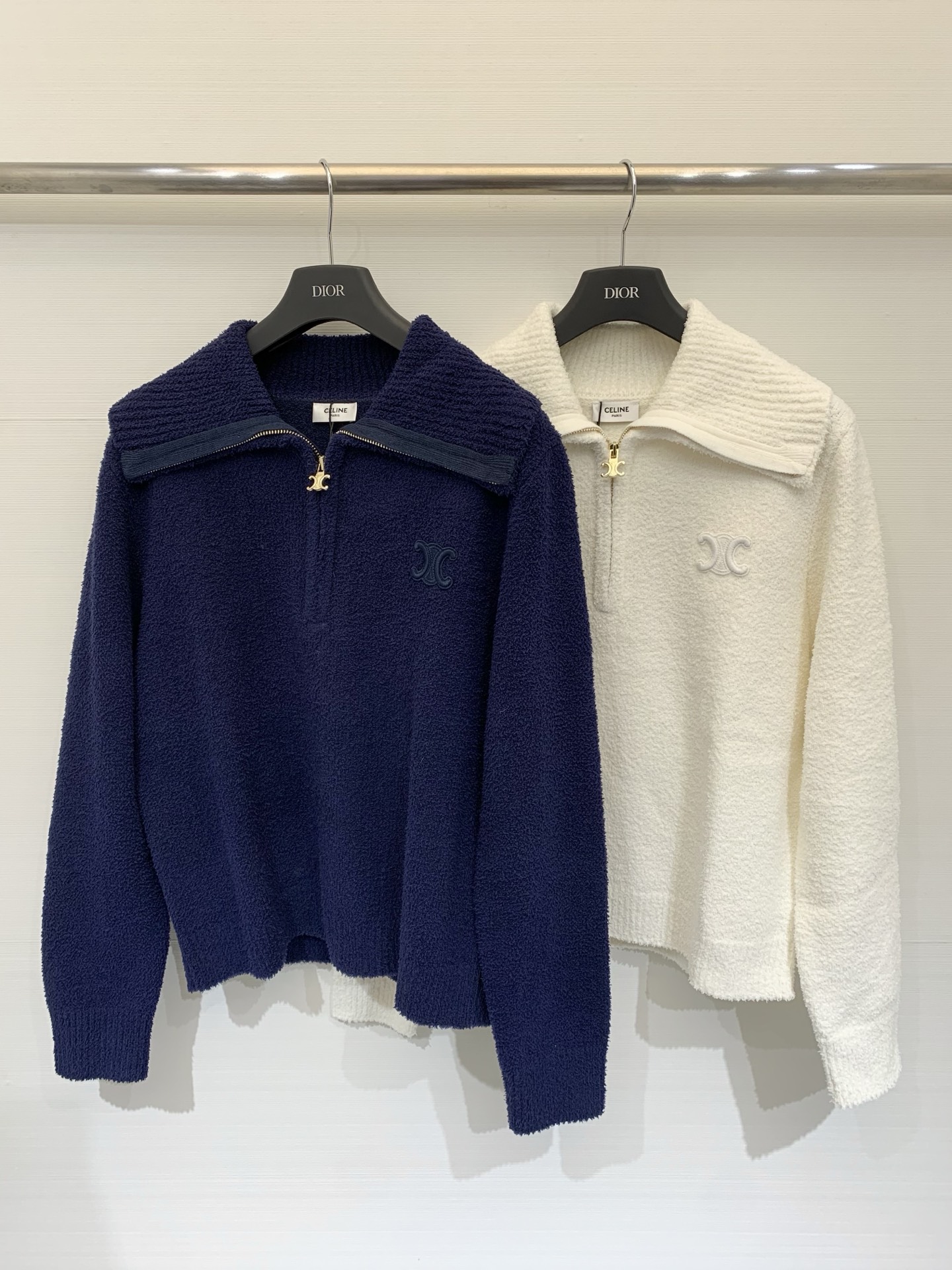 Celine 25秋冬新款 简约风翻领针织长袖款 logo图案修饰点缀 系列款出货 上身高级氛围感🈵️🈵