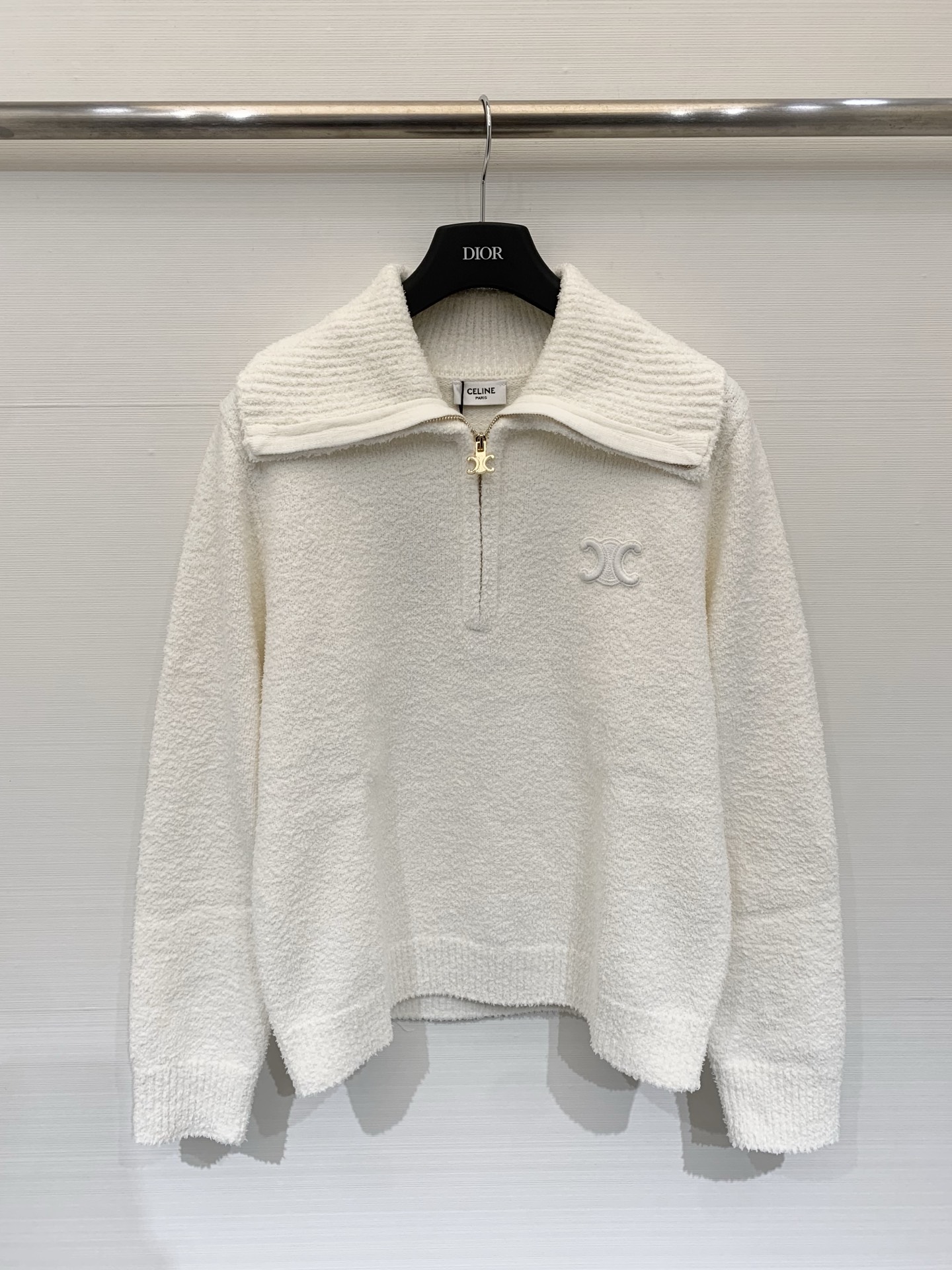 Celine 25秋冬新款 简约风翻领针织长袖款 logo图案修饰点缀 系列款出货 上身高级氛围感🈵️🈵