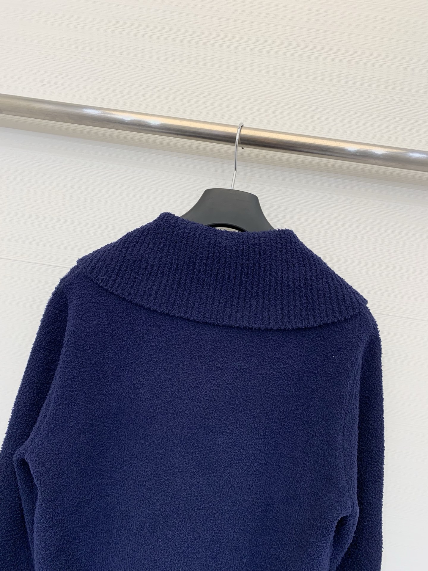 Celine 25秋冬新款 简约风翻领针织长袖款 logo图案修饰点缀 系列款出货 上身高级氛围感🈵️🈵