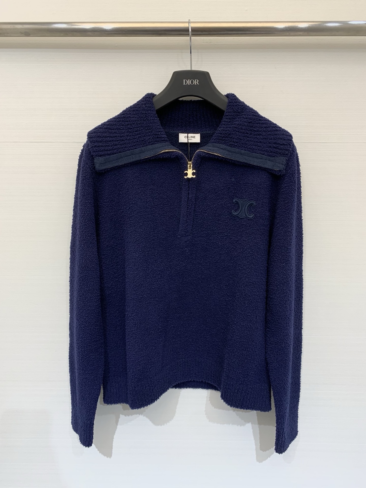 NO:623900,Celine 25 new autumn and winter style, simple style lapel knitted long-sleeved style, logo pattern decoration, series models shipped, upper body, high-end atmosphere, two colors //,,celine,alexander wang19860909Celine 25秋冬新款 简约风翻领针织长袖款 logo图案修饰点缀 系列款出货 上身高级氛围感 两色 //,,celine,alexander wang,Women's clothing