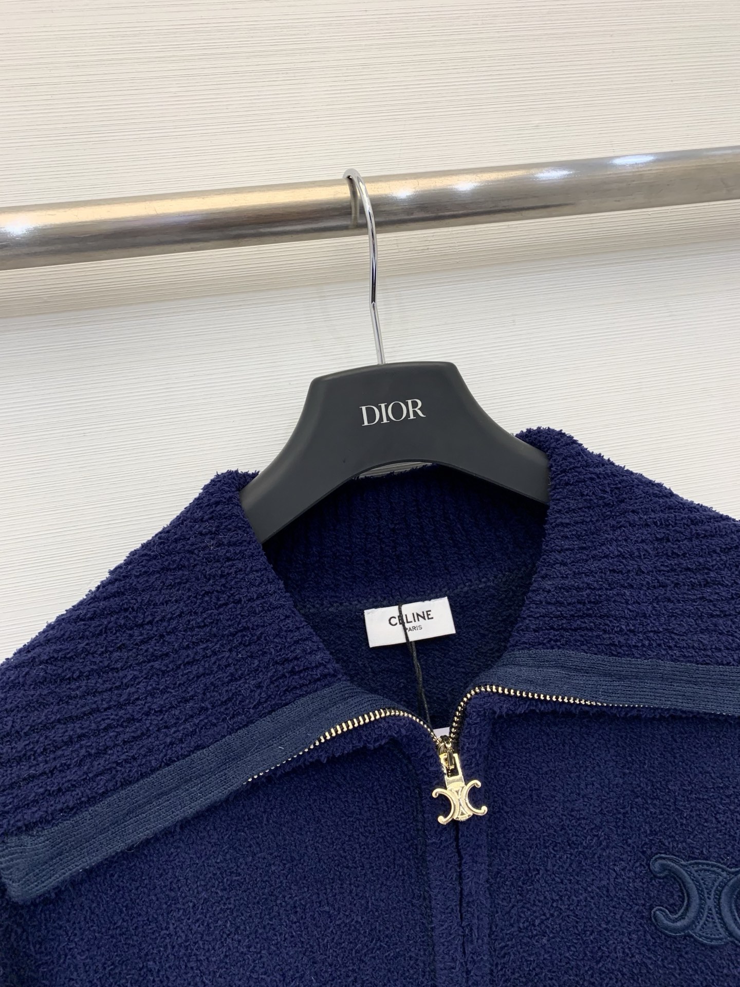 Celine 25秋冬新款 简约风翻领针织长袖款 logo图案修饰点缀 系列款出货 上身高级氛围感🈵️🈵