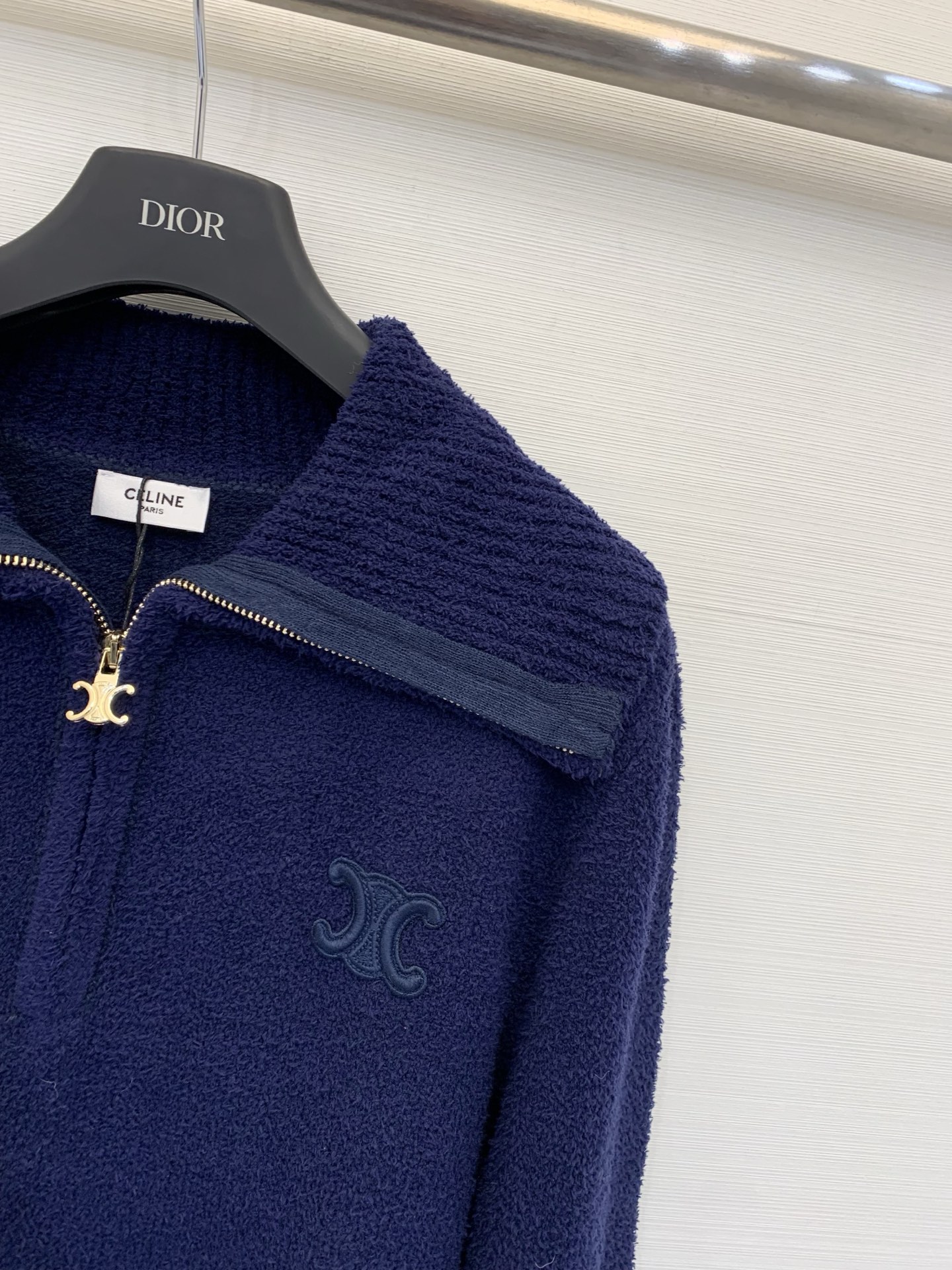 Celine 25秋冬新款 简约风翻领针织长袖款 logo图案修饰点缀 系列款出货 上身高级氛围感🈵️🈵