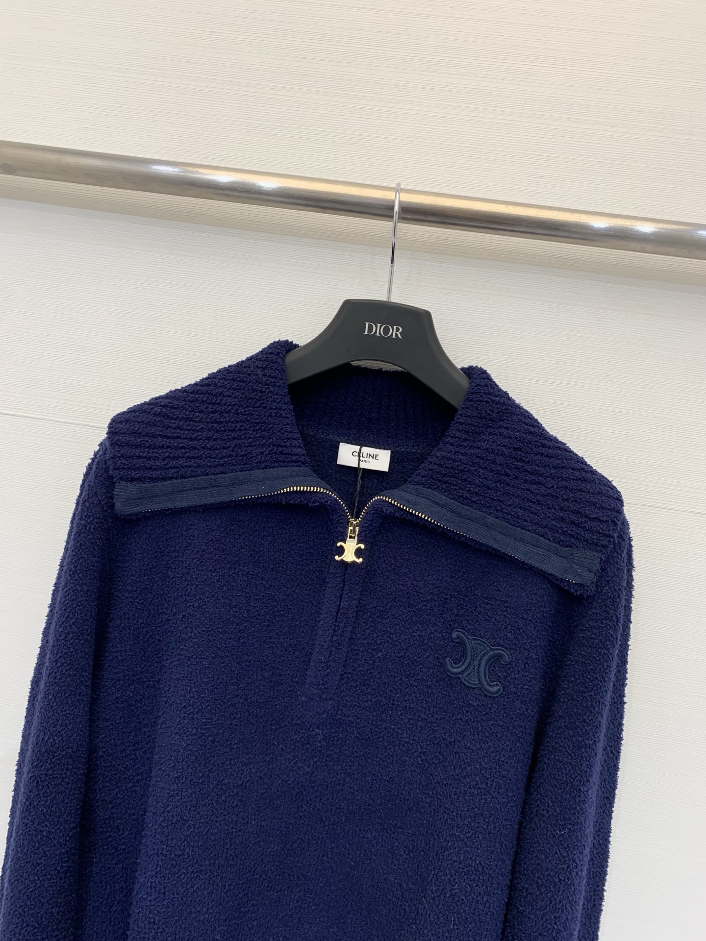 Celine 25秋冬新款 简约风翻领针织长袖款 logo图案修饰点缀 系列款出货 上身高级氛围感🈵️🈵