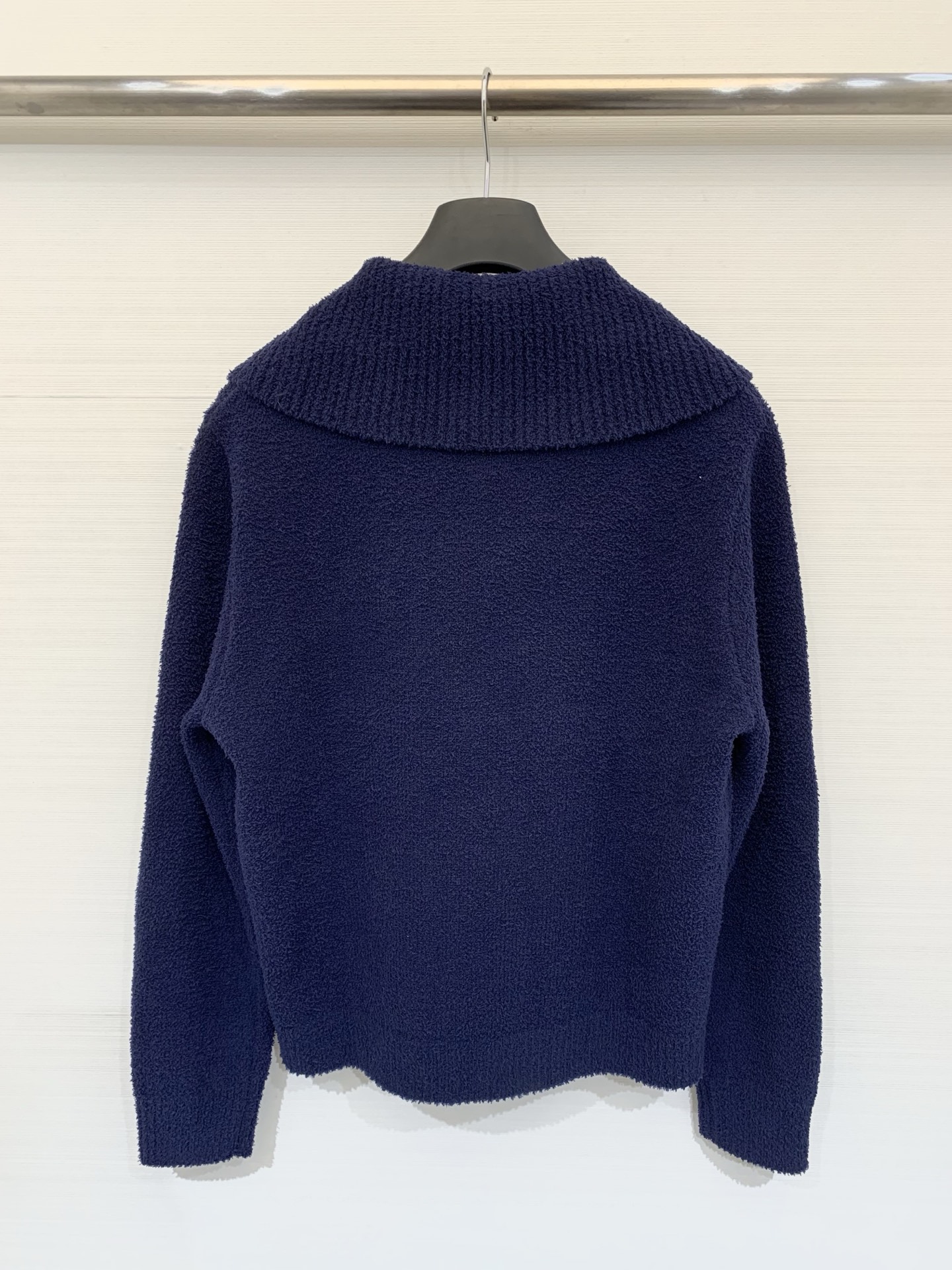 Celine 25秋冬新款 简约风翻领针织长袖款 logo图案修饰点缀 系列款出货 上身高级氛围感🈵️🈵