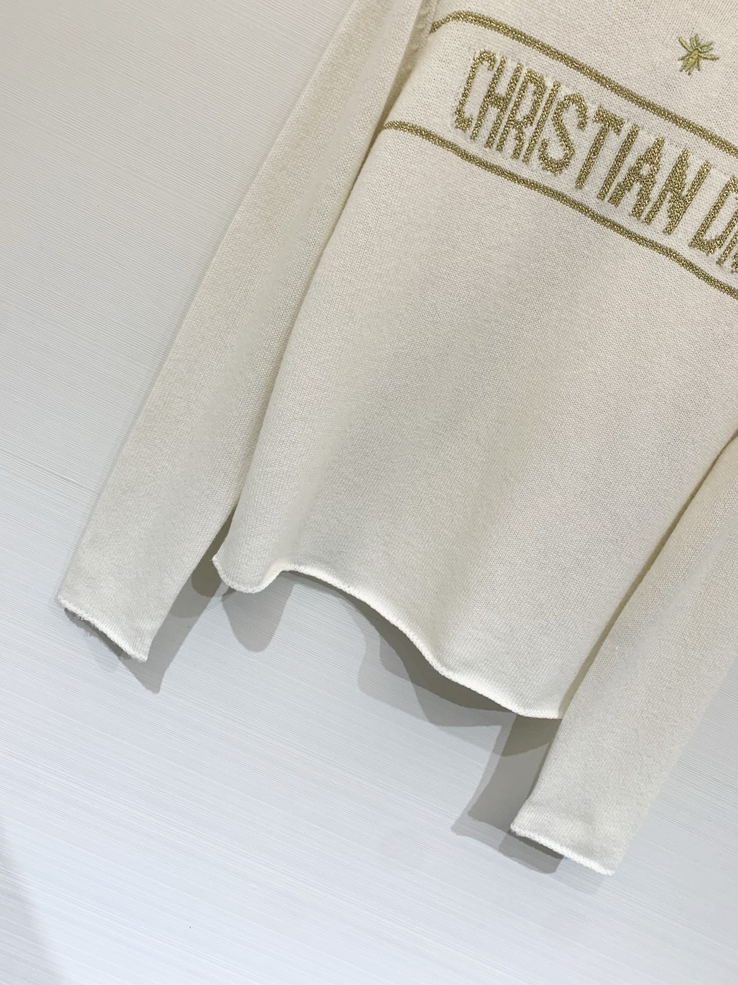 Dior 25圣诞白金限定新款 蜜蜂刺绣长袖针织毛衣 金线logo图案修饰点缀 上身高级氛围感🈵️🈵️ 