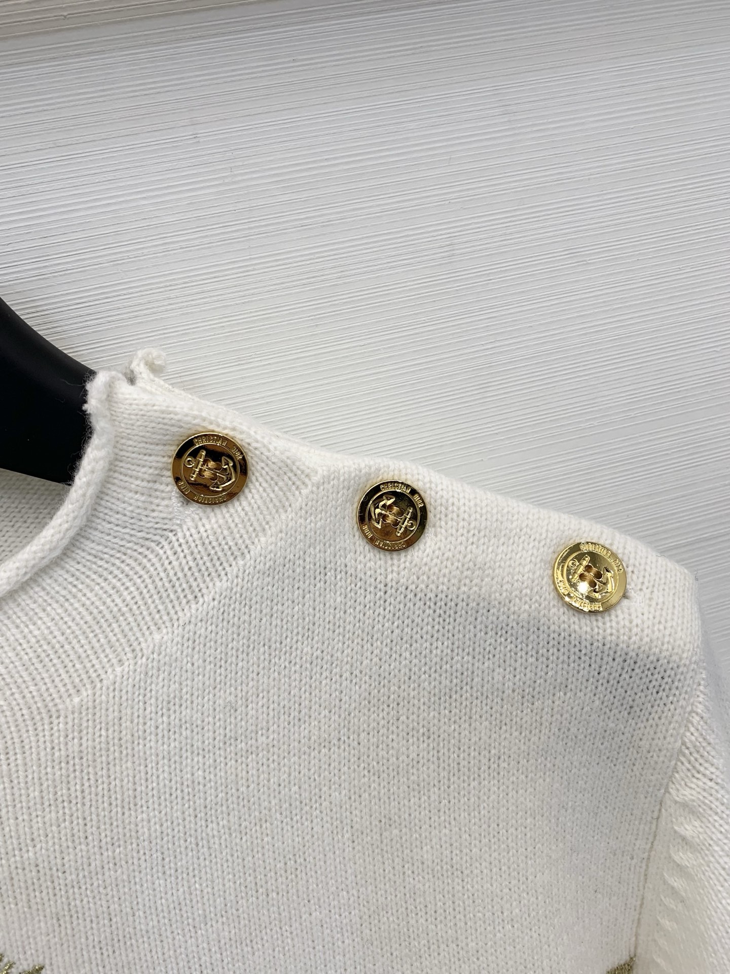Dior 25圣诞白金限定新款 蜜蜂刺绣长袖针织毛衣 金线logo图案修饰点缀 上身高级氛围感🈵️🈵️ 