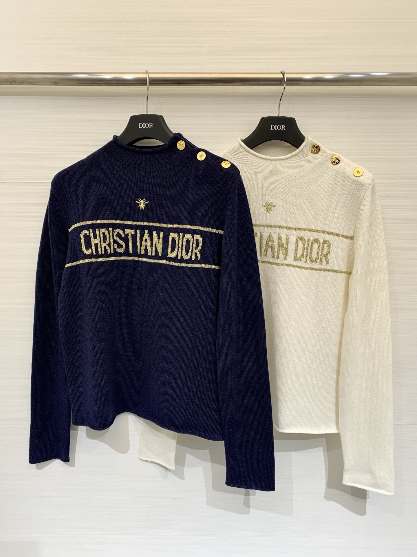 NO:623905,Dior 25 Christmas platinum limited new model long-sleeved knitted sweater with bee embroidery, gold thread logo pattern embellishment, upper body with high-end atmosphere, 2 colors //,,dior,sweaters,alexander wang19860909Dior 25圣诞白金限定新款 蜜蜂刺绣长袖针织毛衣 金线logo图案修饰点缀 上身高级氛围感 2色 //,,dior,sweaters,alexander wang,Women's clothing